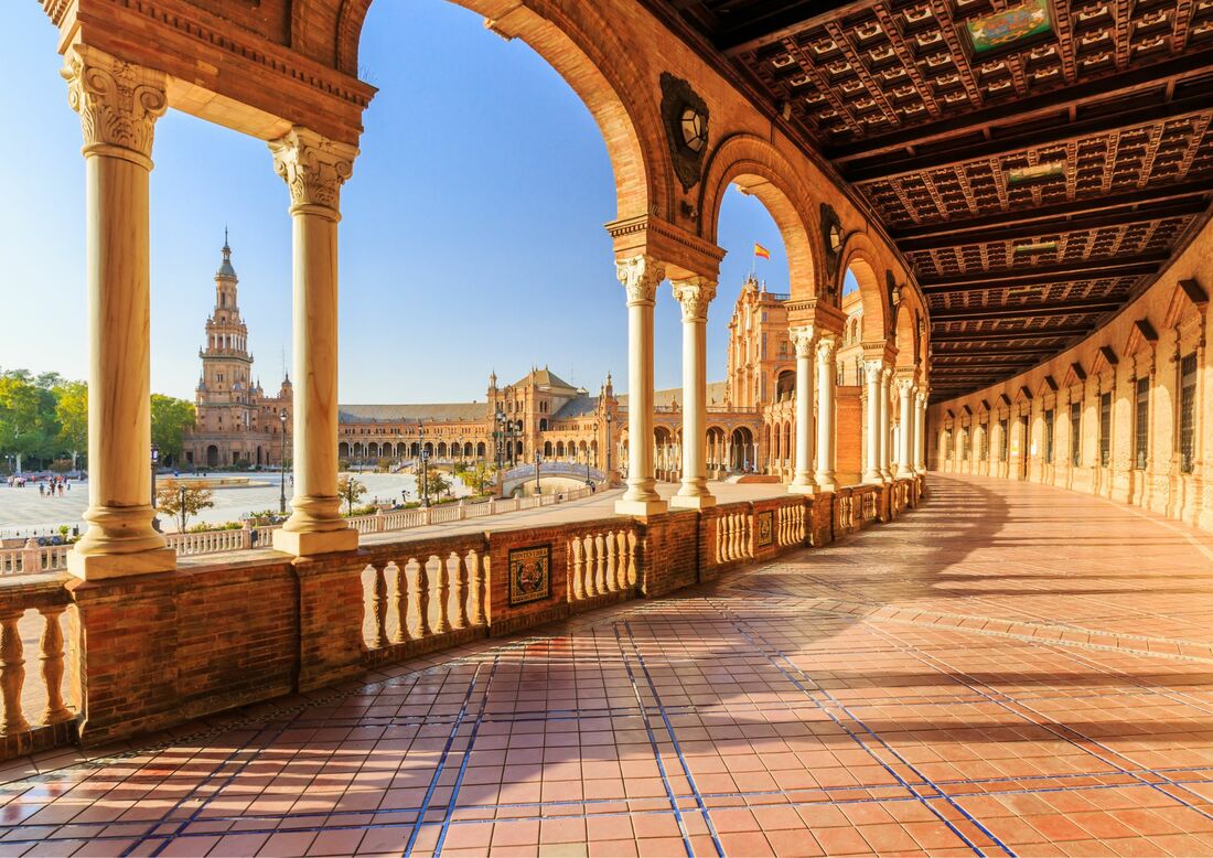 <p>Prima colazione. Ampia panoramica della citt&agrave; e visita della Cattedrale, terzo tempio cristiano del mondo, un insieme armonioso d&rsquo;insolita bellezza, insieme alla Giralda, antico minareto della moschea, diventata poi il campanile della Cattedrale. Poi passeggiata per il singolare Quartiere di Santa Cruz, un labirinto di vicoli dai leggendari nomi, piazzette e bellissimi cortili in fiore. Pomeriggio libero. Cena e pernottamento.</p>

<p><strong>ATTENZIONE PER LA PARTENZA DEL 19/04 LA CATTEDRALE DI SIVIGLIA NON POTRA&#39; ESSERE VISITATA ALL&#39;INTERNO</strong></p>