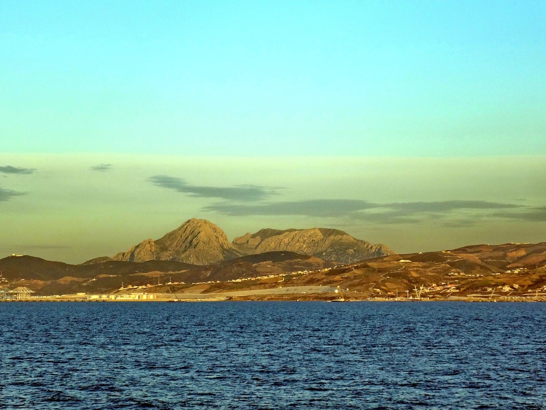 <p>Prima colazione. Partenza lungo la costa, per una breve sosta vicino a Gibilterra, dove si godr&agrave; della bella vista sulla Rocca, colonia britannica. Proseguimento per Cadice per fare una breve panoramica d&rsquo;una delle pi&ugrave; antiche citt&agrave; spagnole, con oltre 3.000 anni, dovuto alla privilegiata posizione fra i due mari. Durante il secolo XVII e XVIII diventa l&rsquo;unico porto per il traffico con l&rsquo;America. Pranzo libero. Proseguimento per Jerez de la Frontera. Visita di una delle cantine produttrici di sherry a Jerez. Dopo la visita, che ci permetter&agrave; di conoscere in dettaglio il processo di produzione e degustazione di alcuni dei suoi famosi vini, proseguimento per Siviglia. Cena e pernottamento.</p>