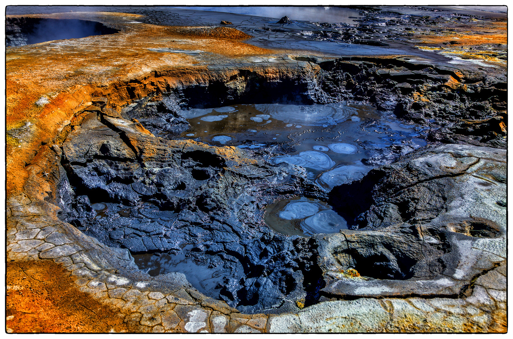 <p>Prima colazione in hotel. Visita della bellissima cascata di Godafoss, situata sul percorso che porta alla zona di Myvatn. Qui si potranno ammirare le formazioni di lava di Dimmuborgir, i crateri di Skutustadir e la zona geotermica di Hverar&ouml;nd: rimarrete stupiti dalla fauna e la flora che fanno&nbsp;parte della ricchezza naturale dell&rsquo;area. L&rsquo;area &egrave; stata negli ultimi anni resa celebre dalle riprese della serie Il Trono di Spade, che l&rsquo;ha scelta come sfondo per tutto ci&ograve; che accade a nord del Muro di Ghiaccio. Pernottamento</p>