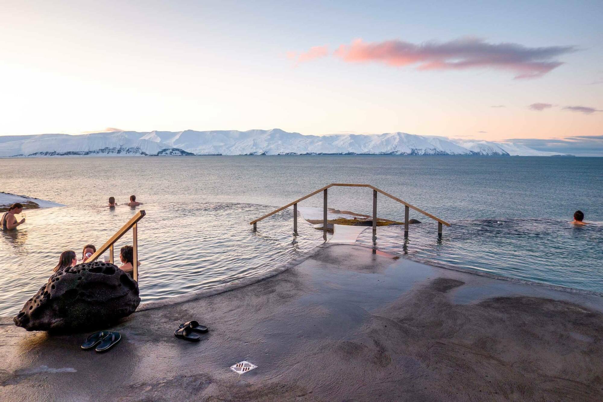 <p>Prima colazione in hotel. Continuazione delle visite di Myvatn e proseguimento poi per Husavik. Qui si effettua un&rsquo;escursione whale watching durante la quale sar&agrave; possibile, sempre natura permettendo, vedere da vicino dei magnifici esemplari di questi giganti del mare. Nel pomeriggio visiteremo il bagno termale GeoSea. Questa struttura non &egrave; solo una mecca dei bagni geotermici di livello mondiale, ma &egrave; un&#39;esperienza che attinge alle radici storiche di Husavik, piccola citt&agrave; di pescatori che ha&nbsp;sfruttato le acque geotermiche per secoli. &Egrave; una rara unione di acqua di mare ricca di minerali e calore dal nucleo terrestre. Arroccata lungo una scogliera rivolta a ovest che si affaccia sulla baia di Skj&aacute;lfandi e sul Circolo Polare Artico a nord, GeoSea permette al visitatore di godere di un momento di riconnessione e relax con una vista magnifica sulla natura islandese. Cena e pernottamento nella zona di Husavik.</p>