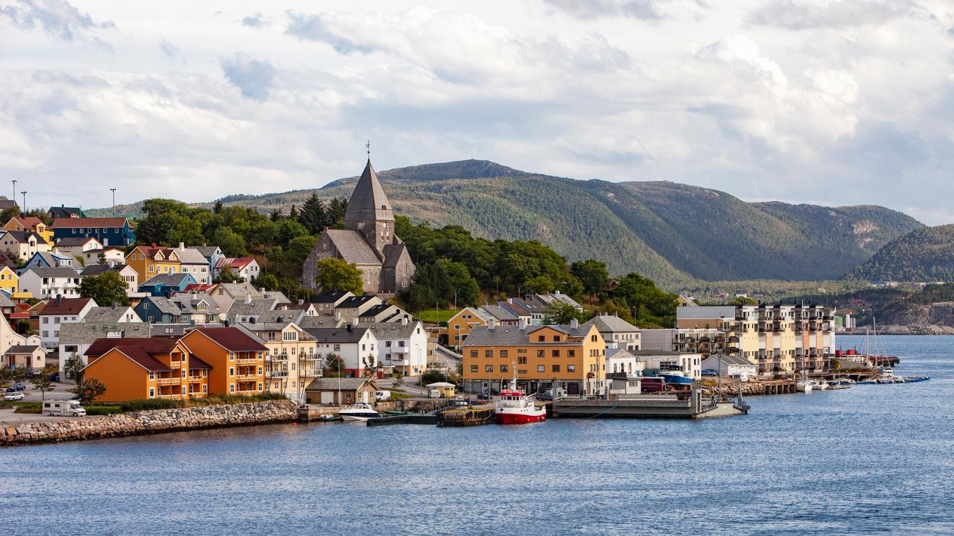 <p>Prima colazione in hotel. Mattinata a disposizione per visitare Honningsv&aring;g o per partecipare a varie attivit&agrave; opzionali: la nostra proposta &egrave; quella di unirsi ad un magnifico Bird Safari con partenza dal villaggio di Gesvj&aelig;r, durante il quale sar&agrave; possibile osservare uno dei pi&ugrave; numerosi gruppi di pulcinelle di mare e di gabbiani tridattici della Norvegia. Le pulcinelle di mare, facili da riconoscere per il loro becco variopinto, nidificano in cuniculi sulle pareti erbose delle rocce. Nel primo pomeriggio, partenza per Alta dove faremo una visita panoramica della citt&agrave; con la nuova Cattedrale dell&rsquo;aurora boreale. Cena e pernottamento ad Alta.</p>