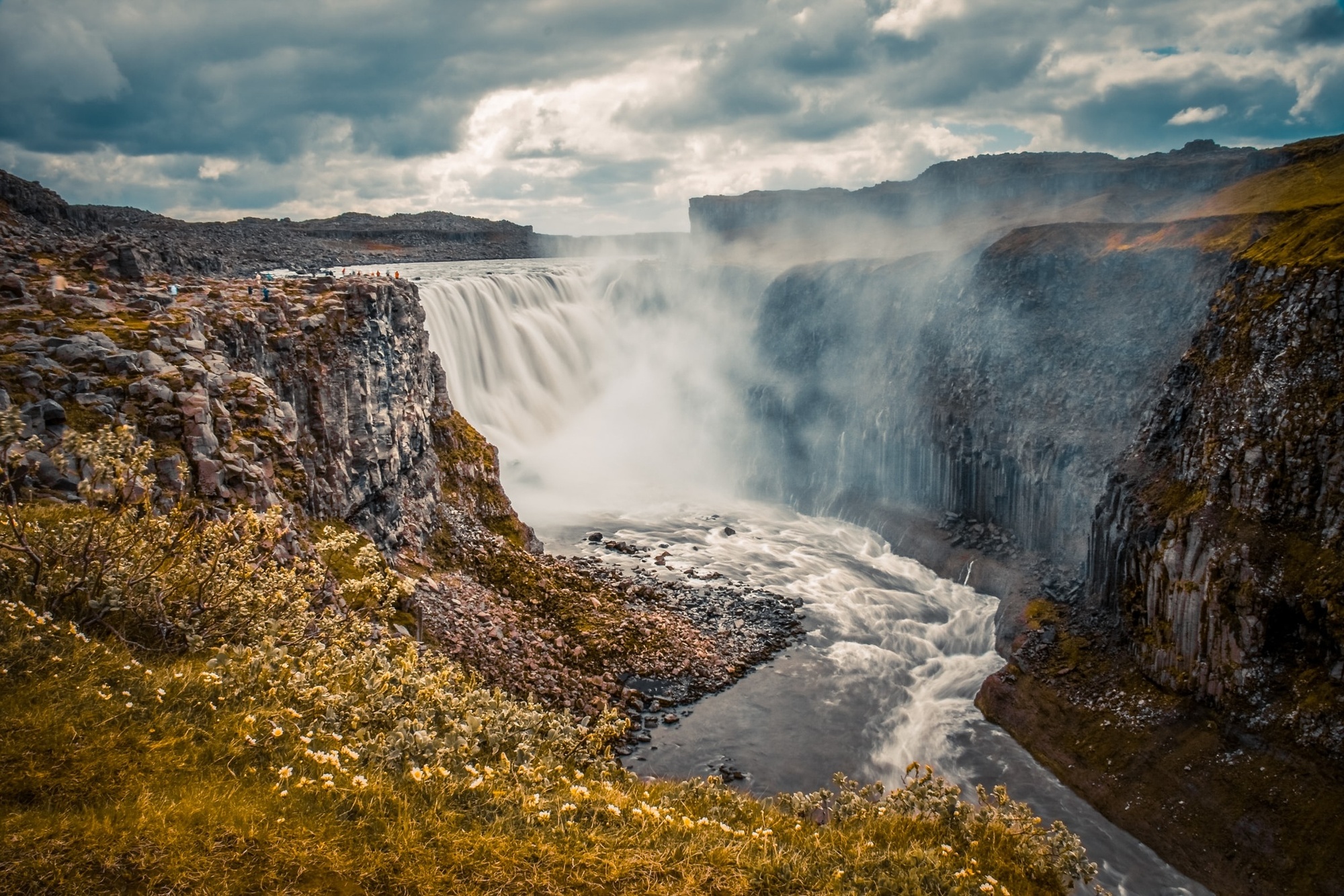 <p>Prima colazione in hotel. Partenza per la maestosa Dettifoss, la &ldquo;cascata dell&#39;Acqua che Rovina&rdquo;: la potenza e la forza con cui l&#39;acqua fangosa dello J&ouml;kuls&aacute; &aacute; Fj&ouml;llum si getta nella gola sono assolutamente impressionanti e paurosi, specie se&nbsp;la si osserva da distanza. Partenza per l&rsquo;est dell&rsquo;Islanda con varie soste lungo il tragitto, tra cui sicuramente Egilsstadir, la citt&agrave; principale di questa zona dell&rsquo;Islanda. Cena in ristorante e pernottamento in hotel.</p>

<p>&nbsp;</p>