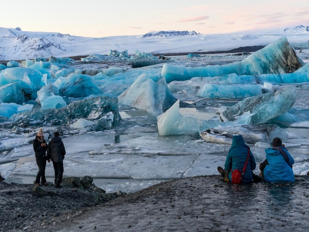 <p>Prima colazione in hotel. Al mattino partenza per raggiungere una delle pi&ugrave; spettacolari meraviglie naturali d&rsquo;Islanda: la laguna glaciale di J&ouml;kuls&aacute;rl&oacute;n. La presenza degli iceberg che arrivano fino al mare &egrave; una caratteristica davvero particolare di questo lago poich&eacute; gli iceberg, che provengono direttamente dalla lingua del ghiacciaio, trionfano con la loro bellezza e i loro straordinari colori anche d&rsquo;estate. Qui si effettua una navigazione con un mezzo anfibio. Alla fine di questa escursione si procede per quella che viene chiamata la Spiaggia dei diamanti: gli iceberg che si rompono nella laguna vanno in mare e poi con le onde ritornano a riva in piccoli frammenti, dando l&rsquo;effetto di tanti&nbsp;diamanti distesi sulla spiaggia. Si prosegue poi per la pi&ugrave; grande regione di lava del mondo, Eldhraun. Prima di arrivare in hotel, si visita la spiaggia di Reynisfjara, una delle pi&ugrave; belle d&rsquo;Islanda. Qui la natura offre ai turisti un panorama imperdibile, dominato da faraglioni svettanti e da una nera scogliera in basalto colonnare. La splendida architettura, composta da colonne a base esagonale di spessore pressoch&egrave; identico ma di diversa altezza, &egrave; dovuta a un rapido raffreddamento della lava venuta a contatto con l&rsquo;acqua. Cena e pernottamento in hotel nel sud dell&rsquo;Islanda.</p>