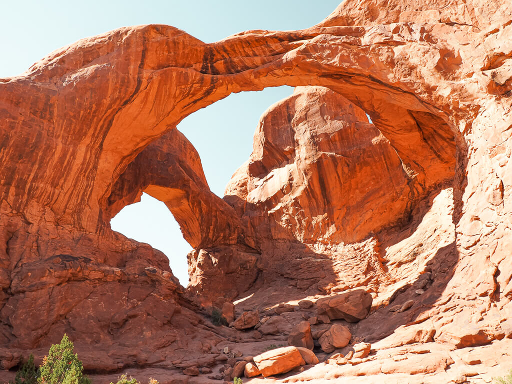 <p>In mattinata visita di Arches National Park, nello stato dello Utah, un paesaggio arido dove si possono trovare oltre 2000 archi naturali di varie forme e dimensioni, formatisi grazie all&#39;opera erosiva del vento sell&rsquo;arenaria rossa. Pranzo libero. Nel pomeriggio, partenza per Bryce. passando per la Dixie National Forest. Cena e pernottamento a Bryce.</p>