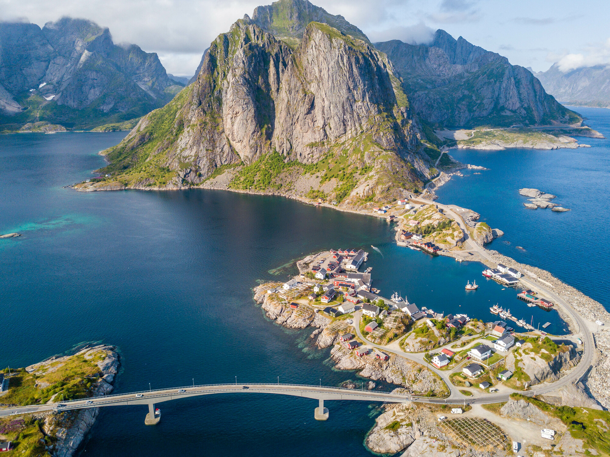 <p>Prima colazione in hotel. Partenza per le mitiche isole Lofoten attraverso un percorso che vi permetter&agrave; di ammirare la bellezza dei paesaggi di queste terre. Sono previste varie soste prima di arrivare sulle Lofoten. Cena e pernottamento in rorbue, le tipiche casette dei pescatori.</p>

<p>&nbsp;</p>