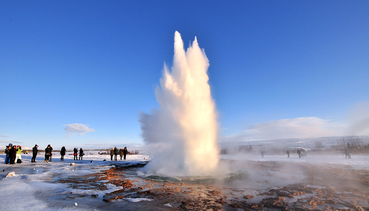 <p>Prima colazione in hotel. Proseguimento verso Reykjavik con soste alla cascata di Skogafoss ed a quella di Seljalandsfoss. Per chiudere in bellezza poi, si effettua il famoso percorso denominato Circolo d&rsquo;Oro: si parte dalla cascata di Gullfoss che si getta con un doppio salto in un canyon abbastanza stretto ed il cui effetto nelle belle giornate di sole &egrave;&nbsp;davvero notevole e si prosegue poi per la zona dei Geysir dove spicca l&rsquo;iconico Strokkur che erutta regolarmente ogni 4-8 minuti. L&rsquo;ultima sosta &egrave; a Thingvellir, sede del pi&ugrave; antico parlamento al mondo e luogo in cui si pu&ograve; osservare la spaccatura tra la faglia tettonica europea e quella americana. Pernottamento.</p>