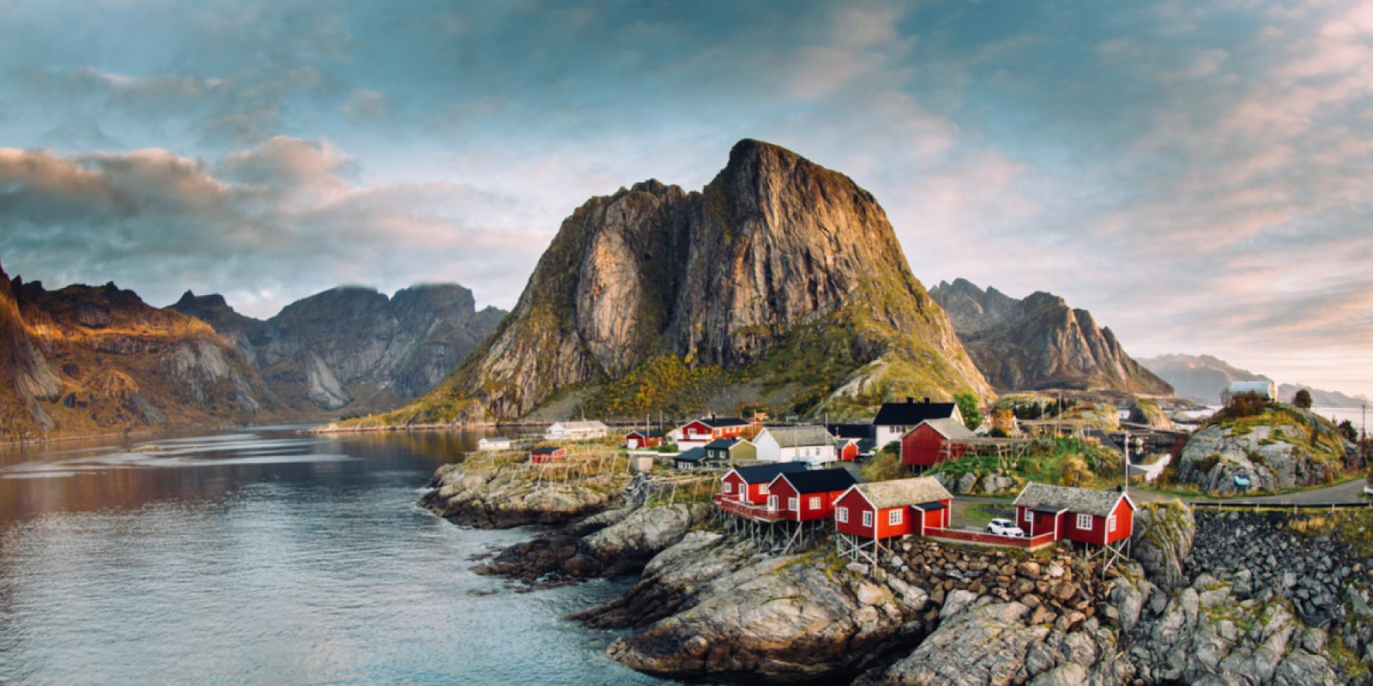 <p>Prima colazione in hotel. Giornata dedicata alla scoperta della parte sud dell&rsquo;arcipelago delle Lofoten, meraviglia della natura dove il paesaggio sembra surreale. Preparate le vostre macchine fotografiche per scattare immagini di paesaggi unici. Tra le varie soste non mancheranno &Aring; e Reine, piccoli villaggi di pescatori con uno charme incomparabile e uno stop alla spiaggia bianca di Ramberg. Rientro in hotel nel tardo pomeriggio. Cena e pernottamento.</p>