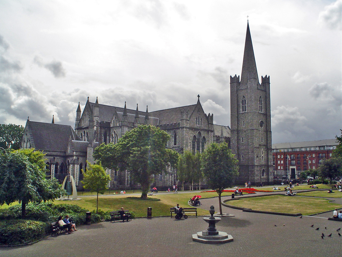 <p>Prima colazione in hotel. Effettueremo una visita panoramica della citt&agrave; che include la parte a nord del fiume Liffey, con suoi monumenti civili, il General Post Office, O&rsquo;Connell Street, l&rsquo;edificio della dogana, per poi continuare con la parte a sud del fiume con le grandi piazze georgiane come Marrion Square, per poi visitare la Cattedrale di San Patrizio. Pranzo e pomeriggio liberi. Potrete esplorare in autonomia molte delle attrazioni della citt&agrave; come Il Castello di Dublino, la Cattedrale della Santissima Trinit&agrave;, la Guinness Storehouse, il Temple Bar, la Galleria Nazionale o la Prigione di Kilmainham. Cena libera e pernottamento.</p>