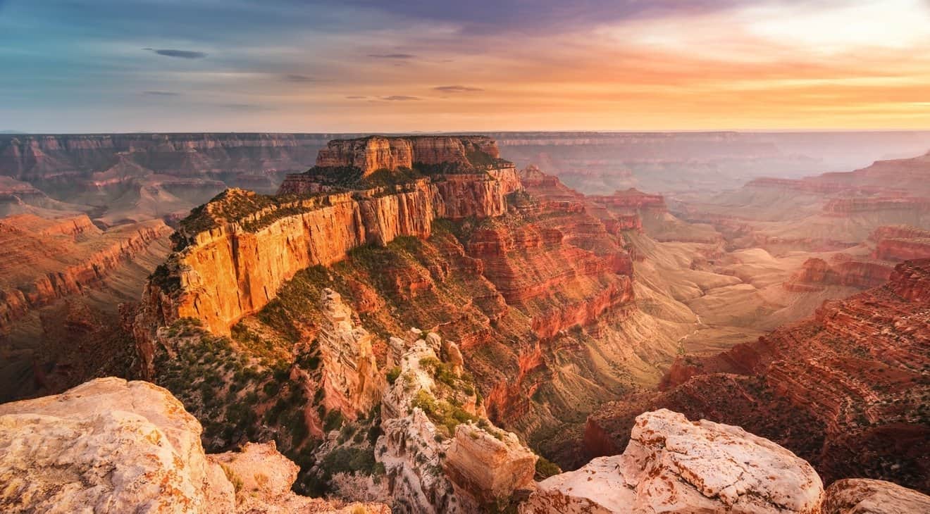 <p>Partenza in direzione del Grand Canyon, una meraviglia geologica. Pranzo libero. All&rsquo;arrivo passeggiata sulla cresta sud per avere uno sguardo su una delle pi&ugrave; belle meraviglie del mondo. Il Gran Canyon, situato a 2125 metri di altitudine, &egrave; il risultato di milioni di anni di erosione causata dal vento e dalle acque. Circondato da una magnifica foresta, il canyon sembra come protetto da uno schermo di vegetazione. Il Colorado River scorre oltre 1500 metri pi&ugrave; in basso! Questa escursione sar&agrave; uno dei momenti migliori del vostro viaggio. Come opzione possibilita&rsquo; di effettuare un volo panoramino sul Grand Canyon. Cena e pernottamento a Cameron/Tuba City.</p>