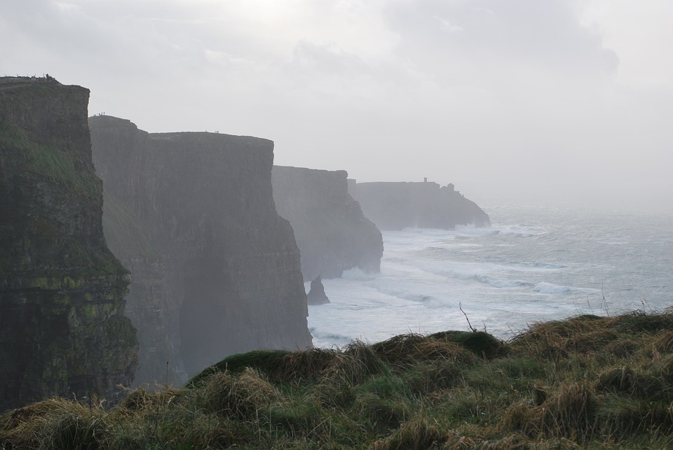 <p>Dopo la prima colazione irlandese escursione nella contea di Clare. Attraversamento dello Shannon.&nbsp;Proseguimento attraverso la contea di Clare e sosta alle maestose e imponenti Scogliere di Moher, alte 200 metri e lunghe 8km: sono uno spettacolo che lascia senza fiato. Pranzo libero. Si attraverser&agrave; il Burren, affascinante regione carsica dove l&#39;acqua, scorrendo in profondit&agrave;, ha creato grotte e cavit&agrave; sotterranee. Il Burren &egrave; la pi&ugrave; estesa regione di pietra calcarea d&#39;Irlanda e la particolarit&agrave; del suo territorio gli conferisce l&#39;aspetto di territorio lunare. Visita al castello di Bunratty, che comprende il complesso medievale pi&ugrave; completo e autentico in tutta Irlanda. Fu costruito nel 1425 e restaurato definitivamente nel 1954. Il castello infatti aveva subito in molte occasioni saccheggi e distruzioni, ma oggi lo possiamo ammirare nuovamente nel suo splendore medievale grazie all&#39;arredamento e alla tappezzeria che richiama lo stile di quel periodo. Il Folk Park intorno al castello ricostruisce la vita rurale d&#39;Irlanda di 100 anni fa, con le sue fattorie, cottage e negozi, ricreati con la massima cura. Cena e pernottamento in hotel nella contea Clare o Limerick.</p>