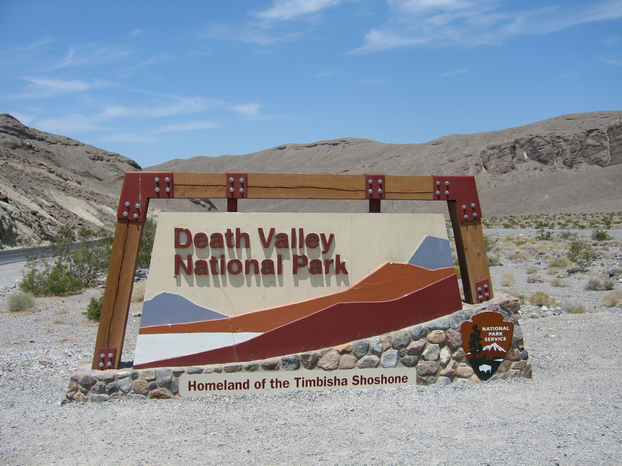 <p>Partenza per Pahrump e Shoshone, attraverso il deserto del Nevada. Ingresso in California e discesa verso la Death Valley, uno dei luoghi pi&ugrave; caldi della terra. La Valle Della Morte &egrave; situata a 80 metri sotto il livello del mare. Scoprirete Furnace Creek e le dune di sabbia di Stovepipe. Pranzo libero e visita del museo dedicato all&rsquo;estrazione e all&rsquo;uso del borace. Proseguimento in direzione di Bakersfield per la cena e pernottamento.</p>