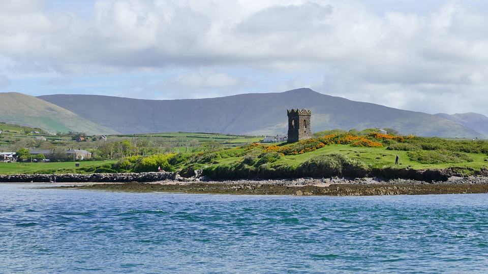 <p>Dopo la prima colazione, partenza verso la Penisola di Dingle conosciuta per la spettacolare strada costiera con viste mozzafiato sull&rsquo;oceano Atlantico, per i suoi monumenti preistorici del primo periodo cristiano, e per il suo piccolo villaggio dove ancora si parla il gaelico. La strada costiera ci dirige prima lungo migliaia di spiagge deserte come Inch beach dove fu girato il film &ldquo;La figlia di Ryan&rdquo;, poi attraverso il vivace porto di Dingle rinominato per i suoi ristoranti di pesce di mare e pub tipici. Tempo libero e pranzo libero nel villaggio di Dingle.&nbsp;Cena e pernottamento nella contea di&nbsp;Kerry.</p>