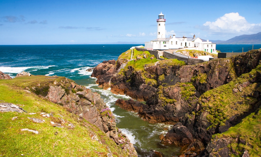 <p>Prima colazione in hotel e partenza per la visita di Galway, citt&agrave; portuale sulla costa occidentale dell&#39;Irlanda, situata dove il fiume Corrib sfocia nell&#39;Oceano Atlantico. Il cuore pulsante della citt&agrave; &egrave; Eyre Square, una piazza risalente al XVIII secolo, fiancheggiata da negozi tradizionali e pub dove spesso si pu&ograve; ascoltare musica folk dal vivo. Poco distante si snodano i tortuosi vicoli del Quartiere Latino, dove si &egrave; conservata parte delle mura medievali della citt&agrave;. Proseguimento per Sligo, ridente cittadina e luogo di nascita del pi&ugrave; famoso scrittore irlandese William Buttler Yeats. Visita del villaggio di Mullaghmare, piacevole localit&agrave; di vacanza affacciata sull&#39;Oceano Atlantico. Alle spalle si pu&ograve; ammirare la caratteristica sagoma del&nbsp;Ben Bulben, montagna cara a&nbsp;William Butler Yeats. Cena e pernottamento in hotel nella contea del Donegal.</p>