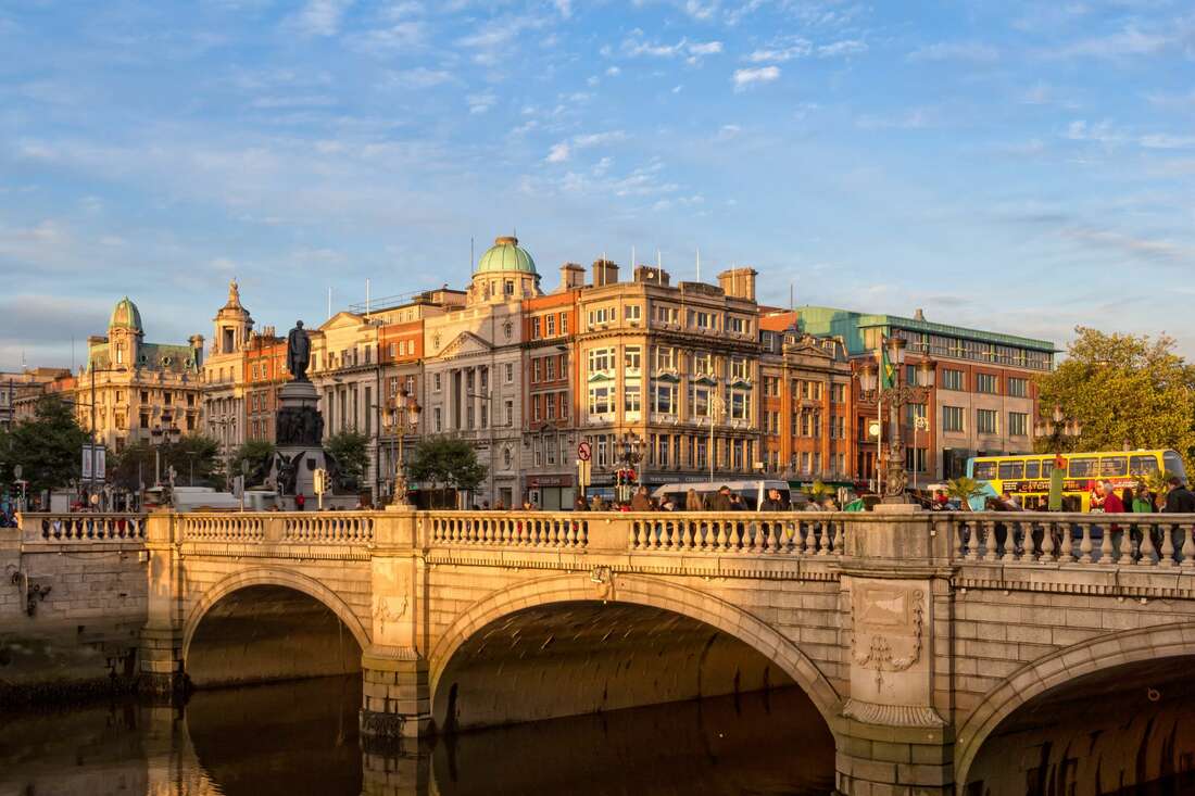 <p>Prima colazione in hotel Visita di Belfast, citt&agrave; ricca di proposte culturali. Avremo tempo libero con la possibilit&agrave; di entrare nel Museo del Titanic, sei piani che ne<br />
raccontano la storia e la costruzione, e la citt&agrave; di Belfast. Proseguimento verso<br />
Dublino. Sistemazione in hotel, cena libera e pernottamento.</p>