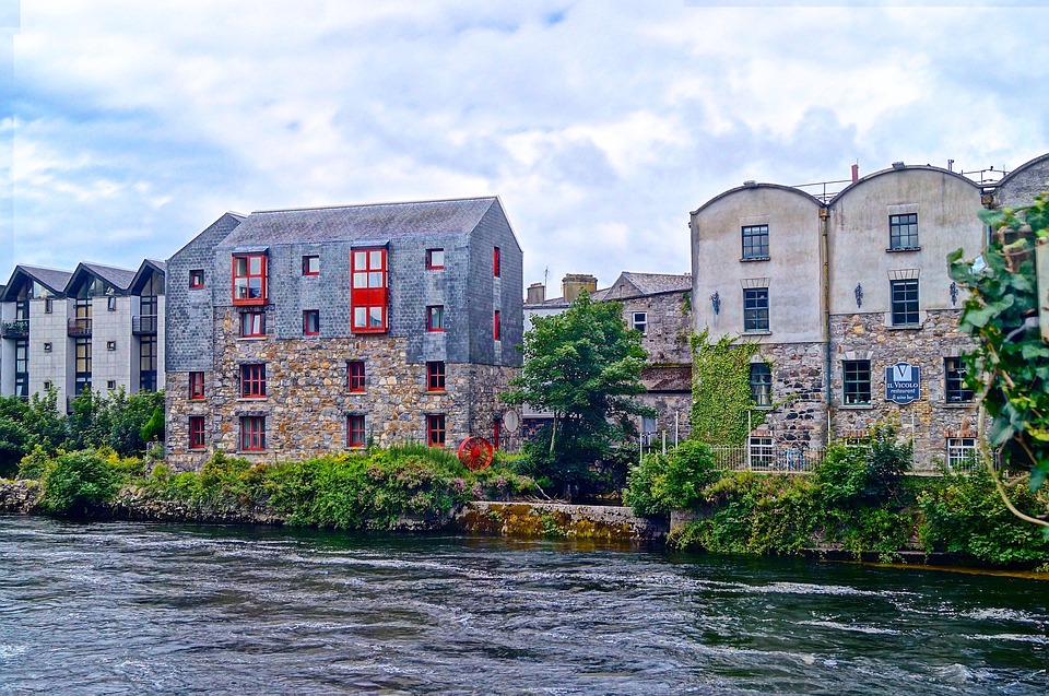 <p>Partenza verso Galway e verso il Connemara, regione selvaggia&nbsp;caratteristica per i suoi muretti di pietra, le piccole fattorie, i cottages dai tetti in paglia. Rimarrete affascinati dalle sue coste rocciose e frastagliate, insenature che si estendono fino alla Baia di Galway, le sue montagne dalle splendide vedute sui laghi che creano uno scenario indimenticabile. Visita della Kylemore Abbey (interno e giardini), dimora dell&rsquo;Ottocento&nbsp;situata in uno dei pi&ugrave; pittoreschi paesaggi del Connemara.&nbsp;Pranzo libero e&nbsp;proseguimento verso Galway. Cena e pernottamento in hotel nella contea&nbsp;di Galway o dintorni.</p>