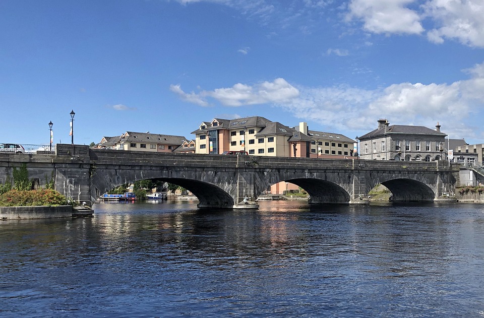 <p>(La guida effettuer&agrave; l&#39;escursione alle Isole Aran e la visita di Galway non &egrave; garantita.Chi decider&agrave; di trascorrere la giornata a Galway lo far&agrave; in autonomia). Giornata libera a Galway, cittadina deliziosa, con le sue stradine strette, le facciate dei vecchi negozi in pietra e in legno, i buoni ristoranti e i pub animati. Da sempre attrae folle di musicisti, artisti, intelletuali e giovani anticonformisti. Ci&ograve; si deve in parte alla presenza dell&#39;universit&agrave;, ma sopratutto all&#39;attrattiva esercitata dalla vita notturna nei pub. La citt&agrave; inoltre, &egrave; uno dei principali centri gaelici e l&#39;irlandese &egrave; parlato diffusamente. <em><strong>Escursione facoltativa a Inishmore:&nbsp;&nbsp;</strong></em>la maggiore delle isola Aran. Le tre isole Aran, sono della stessa origine calcarea del Burren nella contea di Clare e possiedono alcuni dei pi&ugrave; antichi resti di insediamenti cristiani e precristiani in Irlanda. Si partir&agrave; con il traghetto da Rossaveal (o da Doolin) e dopo una traversata di circa 20 minuti si giunger&agrave; a Inishmore, dove un minibus vi accompagner&agrave; attraverso i siti pi&ugrave; significativi dell&#39;isola fino al forte Dun Angus, risalente a pi&ugrave; di 2000 anni fa abbarbicato su scogliere meravigliose e intatte a picco sull&#39;Atlantico. Tempo a disposizione per il pranzo ed eventuali acquisti dei famosi maglioni delle isole Aran. Rientro con il traghetto nel pomeriggio. Cena e pernottamento a Galway o dintorni.</p>

<p><em><strong>ESCURSIONE ALLE ISOLE ARAN &ndash; facoltativa: &euro;66.00 per persona Il prezzo include: - Traghetto andata/ritorno per Inishmoreda Rossaveal (o da Doolin) - Minibus sull&rsquo;isola fino al Dun Aengus Fort - Ingresso al Dun Aengus Fort - Il prezzo di &euro;66.00 p.p. &egrave; quello che verr&agrave; richiesto in loco dalla guida.</strong></em></p>