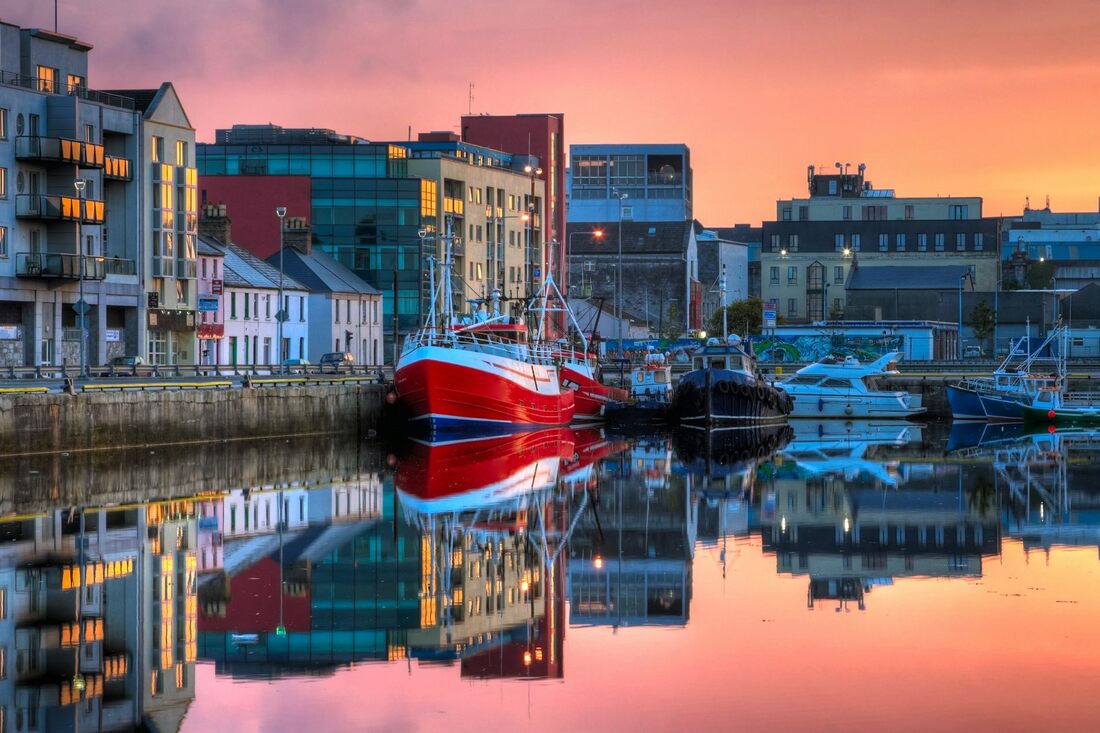 <p>Prima colazione in hotel. In mattinata visita di una distilleria di whiskey irlandese con degustazione. Proseguimento verso Galway, citt&agrave; portuale sulla costa occidentale dell&#39;Irlanda, situata dove il fiume Corrib sfocia nell&#39;Oceano Atlantico. Il cuore pulsante della citt&agrave; &egrave; Eyre Square, una piazza risalente al XVIII secolo, fiancheggiata da negozi tradizionali e pub dove spesso si pu&ograve; ascoltare musica folk dal vivo. Poco distante si snodano i tortuosi vicoli del Quartiere Latino, dove si &egrave; conservata parte delle mura medievali della citt&agrave;. Arrivo in hotel nella contea di Galway, cena e pernottamento.</p>