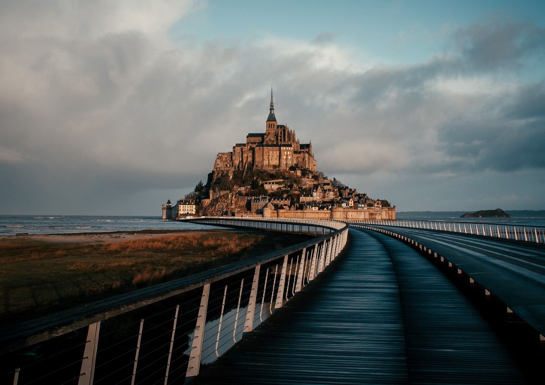 <p>Prima colazione. Partenza per il Mont Saint Michel complesso monastico costruito sopra un isolotto roccioso, considerato una delle sette meraviglie del mondo, dove intorno all&rsquo;abbazia sorge un piccolo villaggio. La caratteristica dell&rsquo;isolotto &egrave; che, grazie al fenomeno dell&rsquo;alta, o della bassa marea pu&ograve; essere totalmente circondato dalle acque o da una immensa distesa di sabbia. Proseguimento per Saint Malo la perla della c&ocirc;te d&rsquo;Emeraude, il cui fascino ha ispirato grandi avventurieri e scrittori celebri come Ren&egrave; de Chateaubriand, nato e sepolto qui. In passato fu sede dei Corsari che confiscavano beni per accrescere la ricchezza del re.&nbsp;Si distingue oggi per la &ldquo;Tour des Remparts&rdquo; che ha garantito l&rsquo;indipendenza e la sicurezza della citt&agrave; dai molteplici tentativi d&rsquo;invasione da parte degli inglesi. Dopo la visita breve tempo a disposizione per passeggiare nell&rsquo;animata cittadella. Proseguimento per Rennes, la capitale della Bretagna. Cena e pernottamento.</p>