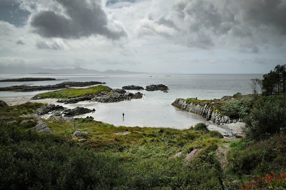 <p>Dopo la prima colazione in albergo partenza per il tour panoramico (in pullman) della citt&agrave; di Dublino e del suo centro. Il tour prosegue verso la&nbsp;contea di&nbsp;Kerry con visita alla Rocca di Cashel che domina la cittadina&nbsp;omonima dal suo piedistallo roccioso di quasi 61 metri (la visita agli interni della Cormac&#39;s Chapel non &egrave; inclusa). Pranzo libero e proseguimento del viaggio verso la contea di Kerry. All&#39;arrivo, sistemazione in hotel, cena e pernottamento.</p>