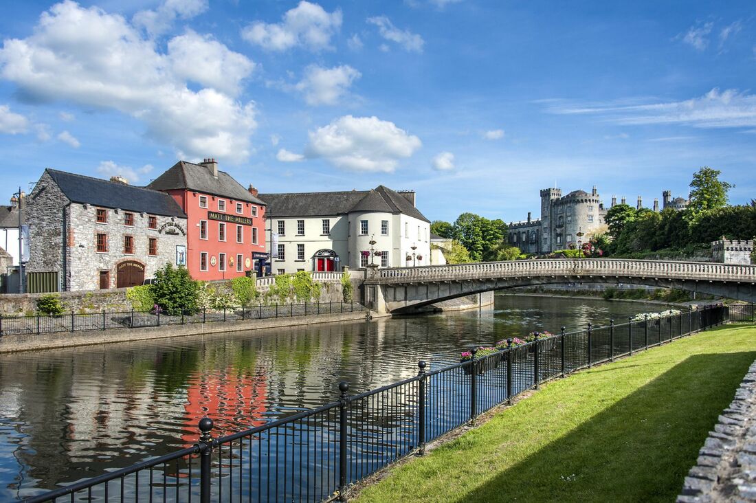 <p>Prima colazione in hotel. Partenza verso Dublino con visita della famosa Rock of Cashel, conosciuta anche come Rocca di San Patrizio. Proseguimento verso Kilkenny, visita a piedi della citt&agrave; e tempo libero per il pranzo. Proseguimento verso Dublino e sistemazione in hotel. Cena libera e pernottamento.</p>