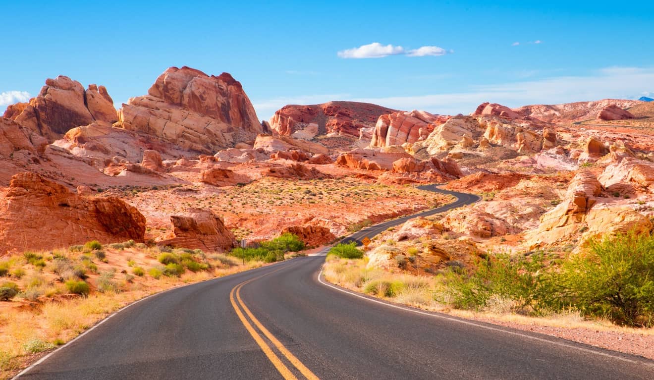 <p>Visita di Bryce Canyon, uno dei parchi pi&ugrave; affascinanti dello Utah. Questo luogo fu scoperto dai Mormoni nel 19&deg;secolo. Le forme e le tinte luminose della pietra dei Pink Cliffs continuano a mutare dall&rsquo;alba al tramonto. Pranzo libero. Sosta nel primo parco nazionale del Nevada: la Valle del Fuoco, un bellissimo deserto caratterizzato dalla presenza di formazioni multicolore di arenaria. Anche quest&rsquo;area ha fatto da set a molti film. Cena libera e pernottamento a Las Vegas.</p>