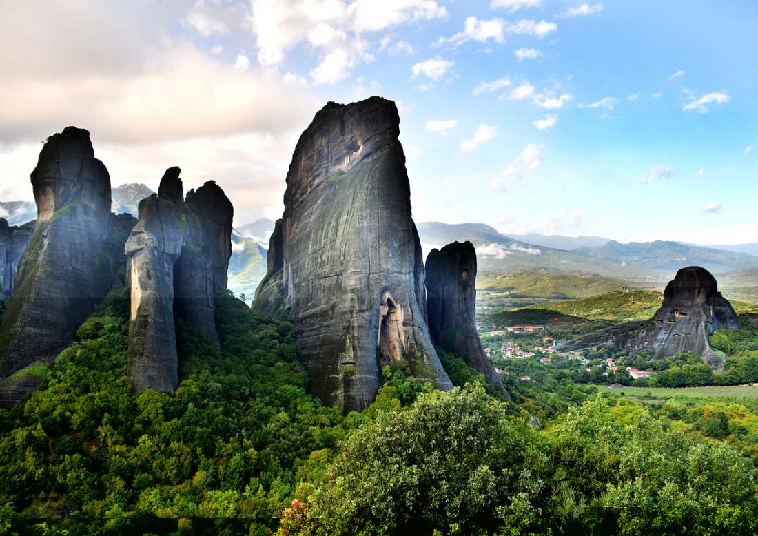 <p><strong>Prima colazione.</strong> Partenza con una breve sosta lungo il percorso a Metsovo, un caratteristico paese di montagna dal quale si gode un bellissimo panorama. Arrivo a Kalambaka e visita dei famosi Monasteri delle Meteore, esempi eccezionali di arte bizantina, risalenti al XIV secolo, la cui posizione sulle rocce li rende un posto unico al mondo, e dove tuttora si celebrano riti religiosi ortodossi.<strong> Pranzo libero. </strong>Nella giornata si visiteranno due monasteri. <strong>Cena e pernottamento</strong>.</p>

<p><strong><em>N.B. Per la visita ai Monasteri delle Meteore il codice di abbigliamento &egrave; severo: le donne devono indossare la gonna (sotto il ginocchio) e gli uomini pantaloni lunghi. In caso sia vietata l&rsquo;entrata al monastero l&rsquo;ingresso non sar&agrave; rimborsato.</em></strong></p>