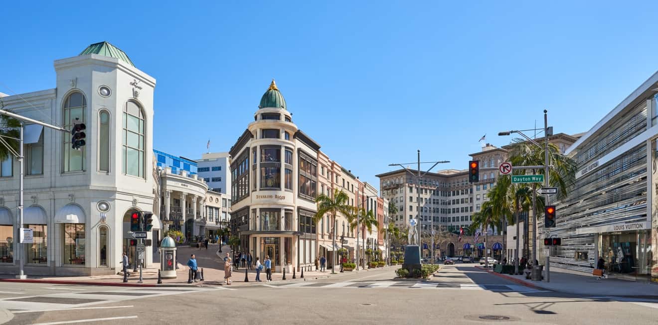 <p>Arrivo a Los Angeles. Trasferimento in albergo. Cena libera e pernottamento.</p>