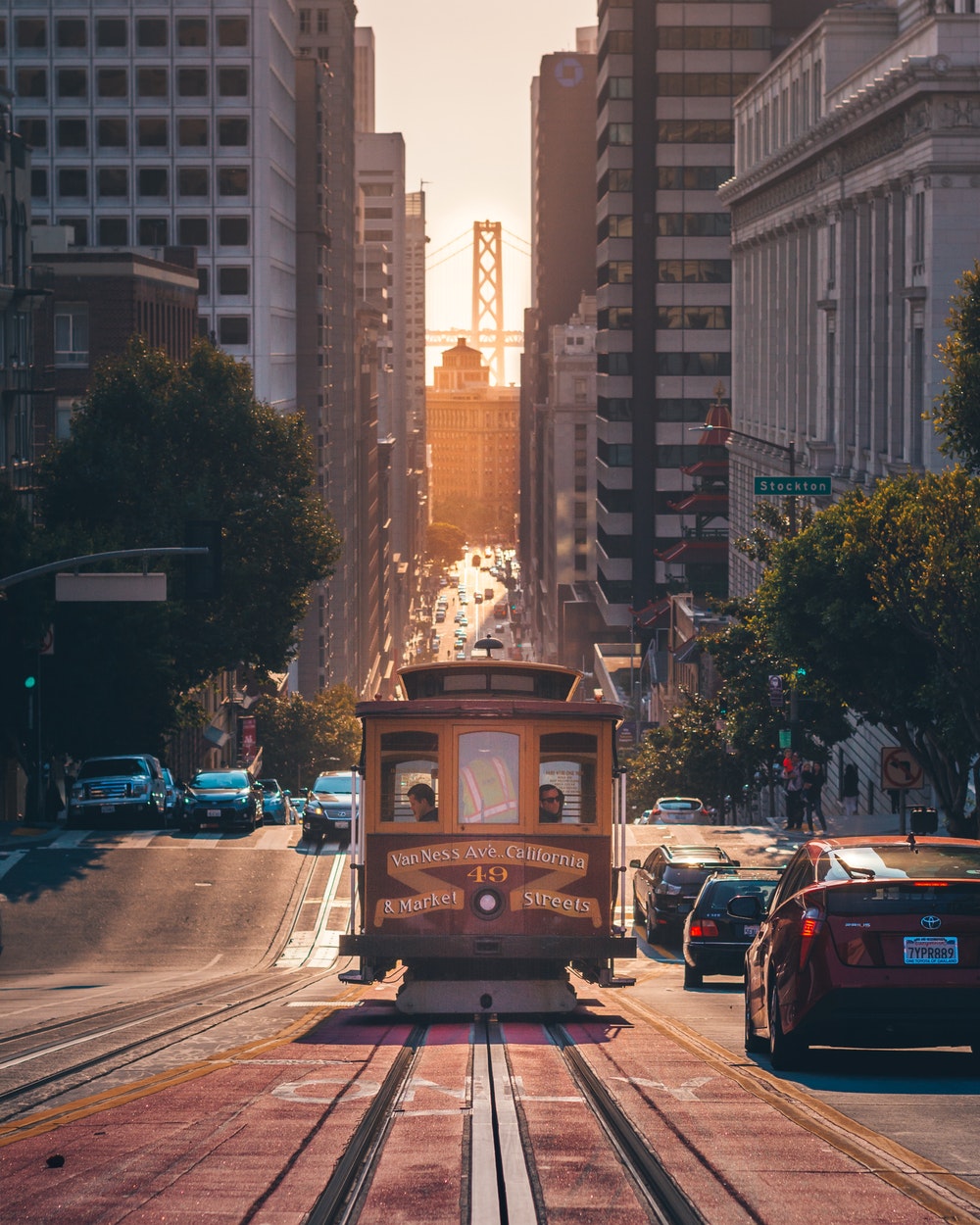 <p>Partenza per San Francisco. All&rsquo;arrivo visita guidata della citt&agrave;, una delle pi&ugrave; fotografate, filmate e descritte del mondo. San Francisco &egrave; una fusione sofisticata di storia e modernit&agrave;. La citt&agrave; &egrave; stata costruita su diverse colline che dominano una magnifica baia, di cui San Francisco ne &egrave; il gioiello. Visiterete il quartiere degli affari, Union Square, Chinatown e attraverserete il Golden Gate Bridge per raggiungere la citt&agrave; di Sausalito, dall&rsquo;altra parte della baia. Pranzo libero. Pomeriggio libero. Opzione: possibilita&#39; di completare giro citta&#39; di San Francisco nel primo pomeriggio arrichendo la visita anche con una crociera nella splendida baia. Cena. Pernottamento a San Francisco.</p>