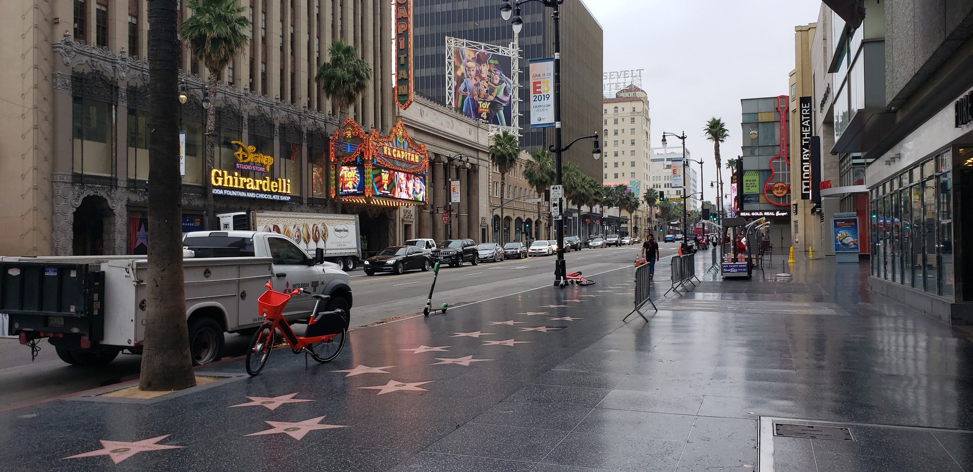 <p>In mattinata visita di Beverly Hills e Rodeo Drive. Proseguirete verso Hollywood, dove si potr&agrave; passeggiare per Hollywood Boulevard, via che ospita il leggendario Grauman&rsquo;s Chinese Theatre con le impronte delle star impresse nel cemento. Successivamente visita del centro: quartiere degli affari e quartiere messicano. Pranzo incluso. Pomeriggio libero. Cena libera e pernottamento. Optional: Godetevi un dettagliato tour della citt&aacute;, inclusa Santa Monica e Venice Beach. Ubicata sulla meravigliosa costa del Pacifico, Santa Monica riesce a conciliare l&#39;atmosfera di una cittadina balneare californiana, un tocco di romanticismo in stile Riviera e lo scintillante glamour di Hollywood. Si tratta veramente di un posto unico al mondo.</p>