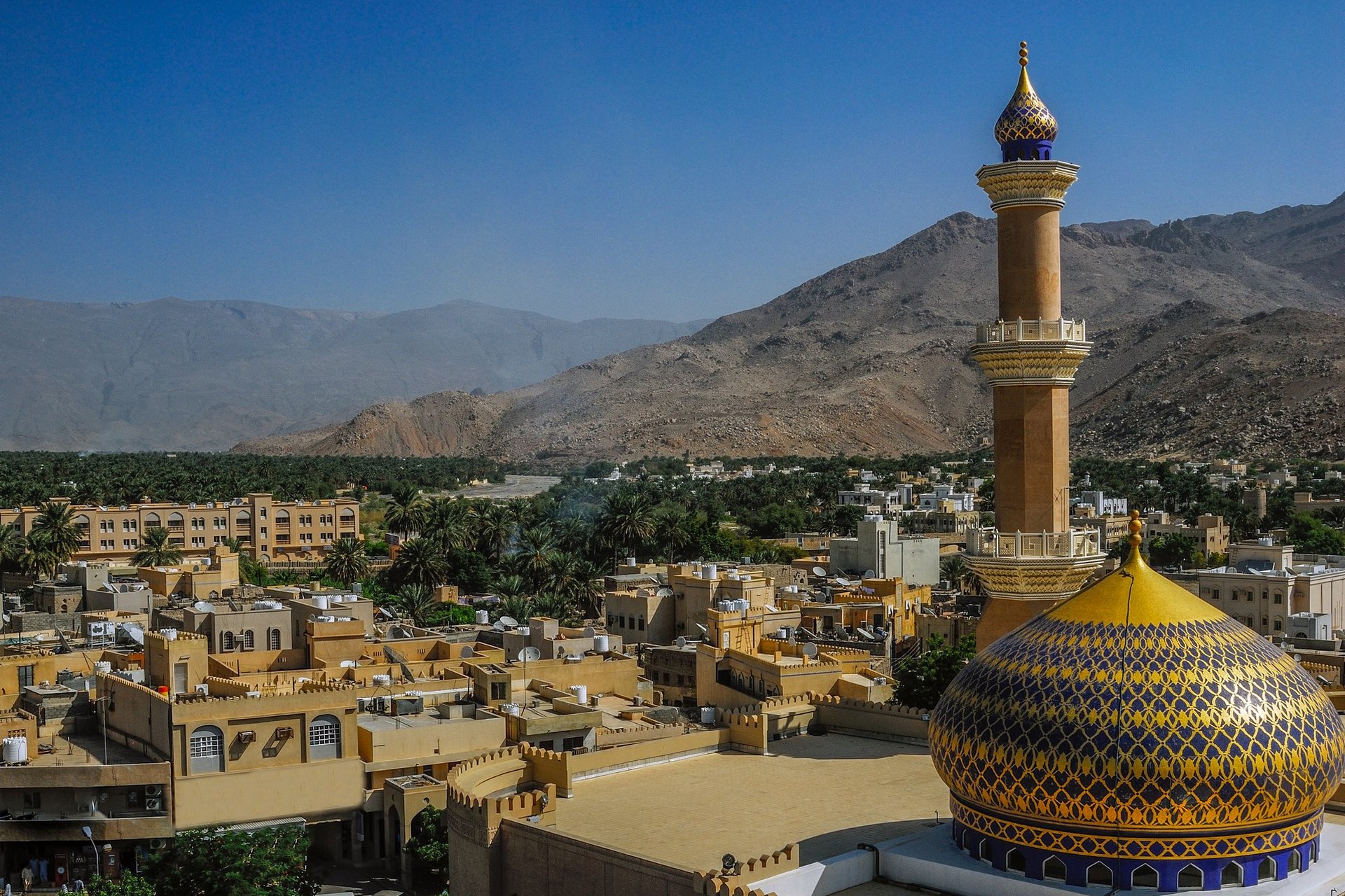 <p>Prima colazione. Partenza per visitare Nizwa, capitale dell&rsquo;interno e culla dell&#39;Islam nel Sultanato di Oman. E&lsquo; stata la capitale di molti imam e godette di un periodo di prosperit&agrave; durante il regno della dinastia di Ya&#39;ruba, al potere nel paese dal 1624 al 1744. Ha una delle pi&ugrave; antiche moschee del mondo (non visitabile). Visita del forte e visita del mercato del bestiame, dove godrete dell&rsquo;effervescente ambiente, un&#39;esperienza unica vivere l&#39;atmosfera molto animata che vi regna. Ammirate la cupola blu e oro della moschea. Si proseguir&agrave; per Al Hamra, dal camminamento, potrete godere di una vista che si estende sulla regione e sui suoi palmeti, per visitare Bait Al Safah, dove nel cuore del borgo scoprirete una casa tradizionale in terra, di cui le diverse parti raccontano la storia dei tempi di una volta dell&rsquo;Oman (circa 300 anni). Le donne riprodurranno per voi i gesti dei mestieri di altri tempi: la produzione di farina, di medicinali in polvere, frittelle locali ... Durante la visita un caff&egrave; dell&#39;Oman (kawa) e datteri vi saranno offerti. Proseguimento in 4x4 verso Misfah, per una sosta fotografica, piccola meraviglia arroccata sul bordo di un canyon, nel cuore di un&rsquo;arida montagna. Potrete passeggiare per le sue strade strette con mura di fango, cullati dai suoni della vita quotidiana del villaggio. Si continua per Jebel Shams per vedere il Grand Canyon dell&#39;Oman. Pausa pranzo al campeggio. Per parte del pomeriggio si potr&agrave; girare in questa splendida cornice. Cambio di veicolo e continuazione verso Muscat in autobus/macchina. Rientro a Muscat. Cena libera e pernottamento in hotel in Muscat.</p>