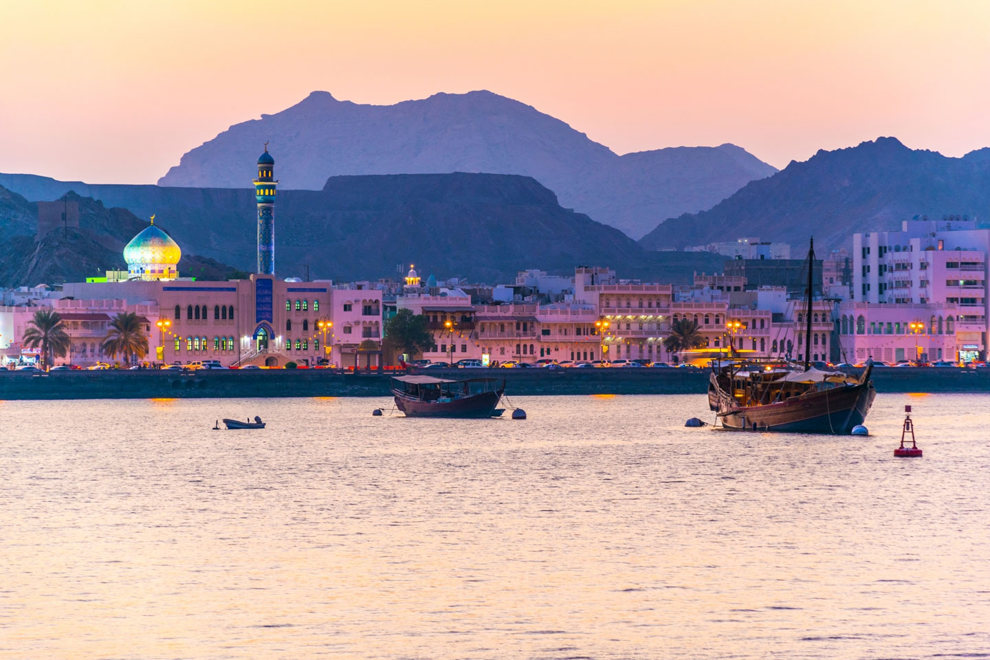 <p>Prima colazione. Partenza per scoprire la capitale del Sultanato, fondata nel primo secolo e crocevia tra la penisola Arabica, l&rsquo;Asia e l&rsquo;Africa. Questa giornata inizier&agrave; con la visita della grande Moschea del Sultano Qaboos, un vero capolavoro architettonico. Una visita della Sidab Woman group, comunit&agrave; locale che &egrave; diventato uno dei modelli unici nell&#39;emancipazione delle donne attraverso la creazione di numerosi progetti a loro vantaggio. Uno di questi, rispettoso dell&#39;ambiente, si basa sulla produzione di sacchetti ecologici che sostituiscono i sacchetti di plastica. Si proseguir&agrave; alla volta del palazzo di Al-Alam, residenza del Sultano, per fare delle fotografie della sola parte esterna. Esso &egrave; circondato da due forti portoghesi, Mirani e Jilali, risalenti al XVII secolo. Continueremo per la citt&agrave; vecchia e sosta per visitare il museo Bait Al Zubair (che ospita diverse collezioni di oggetti rappresentativi la cultura dell&#39;Oman) prima di arrivare a Mutrah, porto di pesca e importante centro del commercio locale. Tempo libero per il souk che ha conservato tutta la sua atmosfera orientale. Pranzo in un ristorante locale, Turkish Diwan. Rientro in hotel. Pomeriggio di relax in hotel. Nel pomeriggio trasferimento, (senza guida) al porto per un tour in barca al tramonto, lungo la costa di Muscat (2h tour). Al termine della visita, trasferimento in hotel e pernottamento. Cena libera.</p>