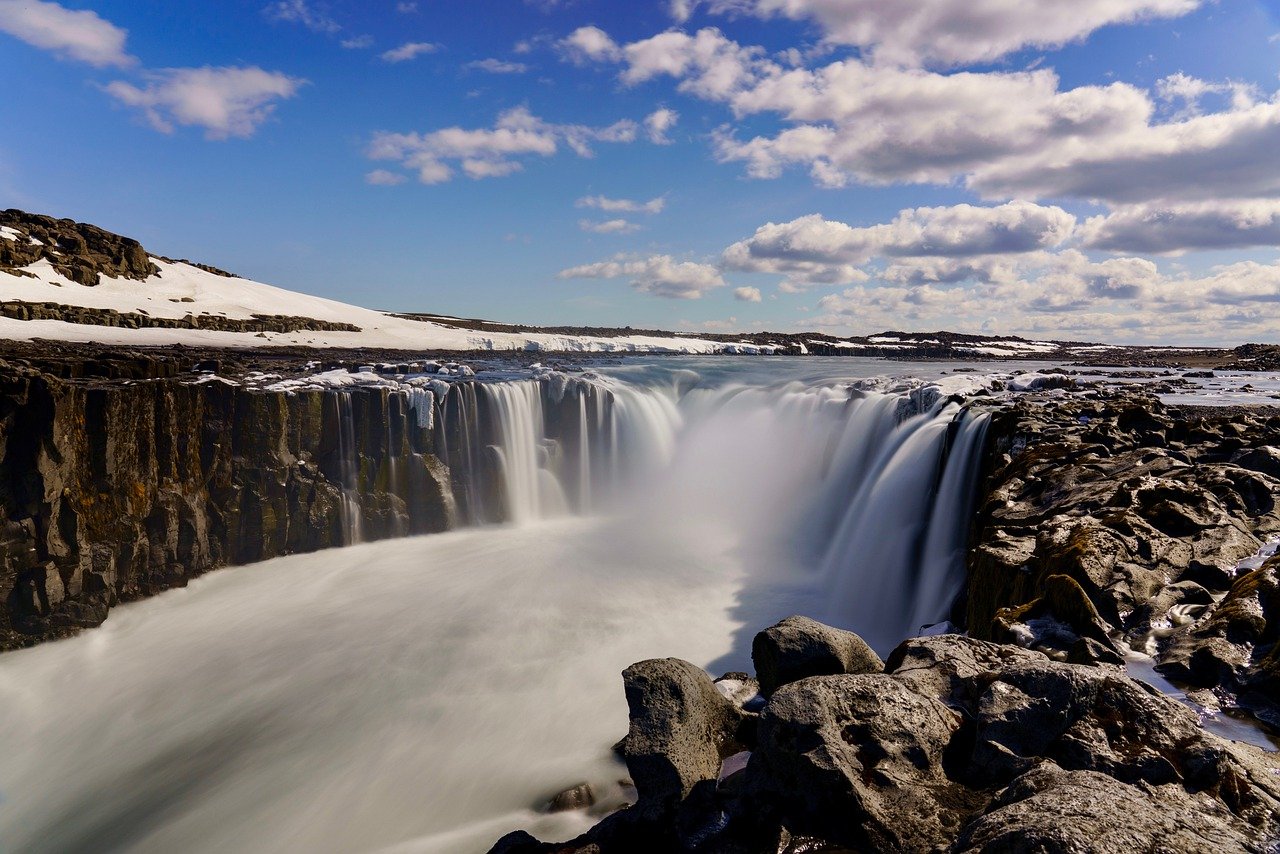 <p>Colazione in hotel. Continueremo verso Skogafoss, e dopo verso Reynisfjara con la sua spiaggia di sabbia nera. Il contrasto dei colori &egrave; particolarmente impressionante d&rsquo;inverno. Arrivo a Kirkjub&aelig;jarklaustur e sistemazione in albergo. Dopo cena, preparatevi per una passeggiata fuori dall&rsquo;albergo, durante la quale proverete ad avvistare l&rsquo;Aurora. Sar&agrave; sufficiente allontanarsi di pochi passi dall&rsquo;hotel, per trovarsi in condizioni ottimali per l&rsquo;avvistamento. Oltre ad un cielo terso, occorre sempre un po&rsquo; di fortuna per poter ammirare l&rsquo;Aurora e questo fenomeno non pu&ograve; essere garantito n&eacute; previsto con largo anticipo. Qualora le condizioni non fossero buone, il vostro accompagnatore vi intratterr&agrave; comunque con delle interessanti informazioni su questo straordinario fenomeno naturale.&nbsp;</p>

<p>Cena e pernottamento: Fosshotel Nupar o similare</p>