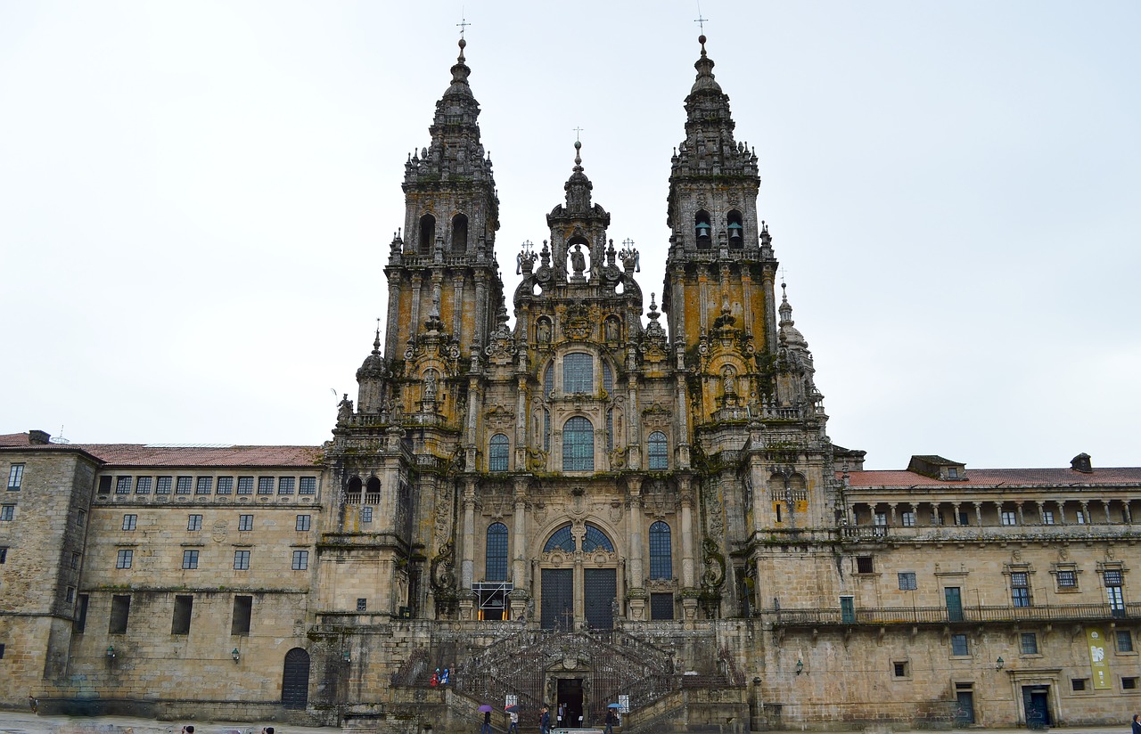 <p>Prima colazione in hotel. Partenza&nbsp;per Braga. Visita al santuario del BOM JESUS, con la sua spettacolare scalinata barocca e al centro storico con l&rsquo;antica Cattedrale che &egrave; la dimostrazione della grande importanza storica di questa diocesi episcopale. Proseguimento per Santiago di Compostela. Cena e pernottamento.</p>