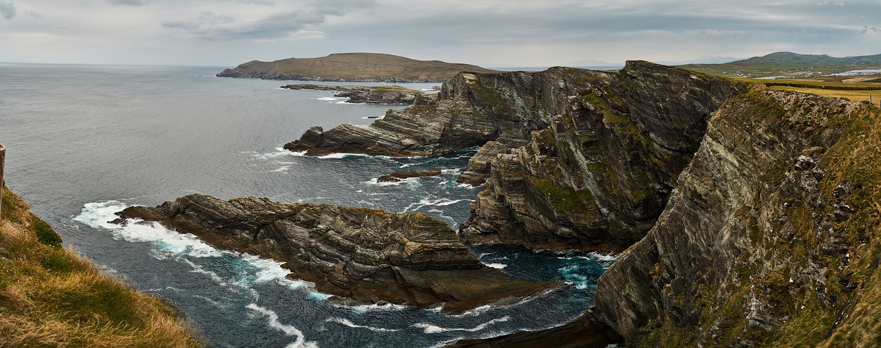 <p>In mattinata partenza per l&rsquo;escursione dell&rsquo;anello di Kerry (Ring of Kerry), un circuito meraviglioso che fa il giro della penisola di Iveragh, durante il quale potrete ammirare paesaggi spettacolari, montagne, laghi e viste mozzafiato sull&rsquo;oceano Atlantico. Strada facendo si attraverseranno i pittoreschi villaggi di Killorglin, Waterville e Sneem. Pranzo libero. Sosta ai giardini della Muckross House, all&rsquo;interno del parco nazionale di Killarney&nbsp;Cena e pernottamento nella contea del Kerry</p>