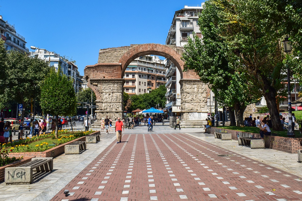 <p>Prima colazione. In mattina escursione alla vicina Vergina, dove visitaremo la tomba di Filippo II di Macedonia, il padre di Alessandro Magno. Il Museo, aperto recentemente, &egrave; di straordinaria qualit&agrave; e ospita un tesoro di pregiati manufatti in oro e altri capolavori tra gioielli e armi e parte delle decorazioni della tomba. Rientro a Salonicco. Pomeriggio libero.Da non perdere la bellissima passeggiata sul lungomare, pieno di vita, locali e giardini. Cena e pernottamento.</p>