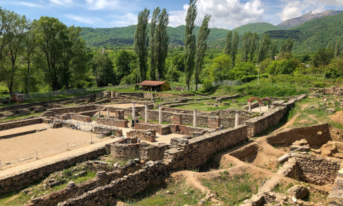 <p>Prima colazione. Alle ore 08,00 ca, partenza per il sito archeologico di Pela, dove nasce Alessandro Magno e venne educato da Aristotele. In quel momento la citt&aacute; era il centro di tutta la cultura greca, con i suoi artisti, geniali pittori e scrittori ma anche l&rsquo;arte del mosaico ci lascia alcuni dei suoi capolavori all&rsquo;interno del Museo Acheologico. Al termine attraverseremo la frontiera con la Repubblica di Macedonia del Nord per arrivare a Bitola, citt&aacute; con importanti testimonianze della dominazione ottomana. Vicino visiteremo gli scavi di Heraclea Lyncestis, citt&agrave; fondata dal padre di Alessandro Magno e successivamente romana. Vedremo il teatro e gli spettacolari mosaici della basilica IV sec. Proseguiremo poi per Ocrida, che per le sue numerose chiese e palazzi storici &egrave; stata proclamata Patrimonio della Umanit&agrave;. Affacciata sul meraviglioso ed omonimo lago dalle acque cristalline questa cittadina gode di un fascino unico. Cena e pernottamento.</p>