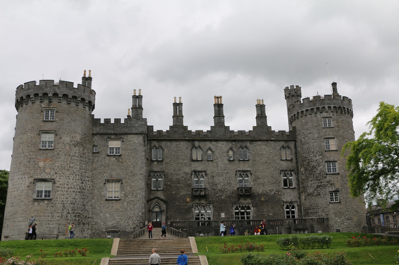 <p>Prima colazione e partenza verso Kilkenny. Tour a piedi della cittadina medievale per eccellenza. La citt&agrave; &egrave; profondamente legata alla famiglia Butler, proprietari del bellissimo castello &ndash; che alla fine fu donato per 50p alla gente di Kilkenny. Pranzo libero. Proseguimento verso Dublino.</p>