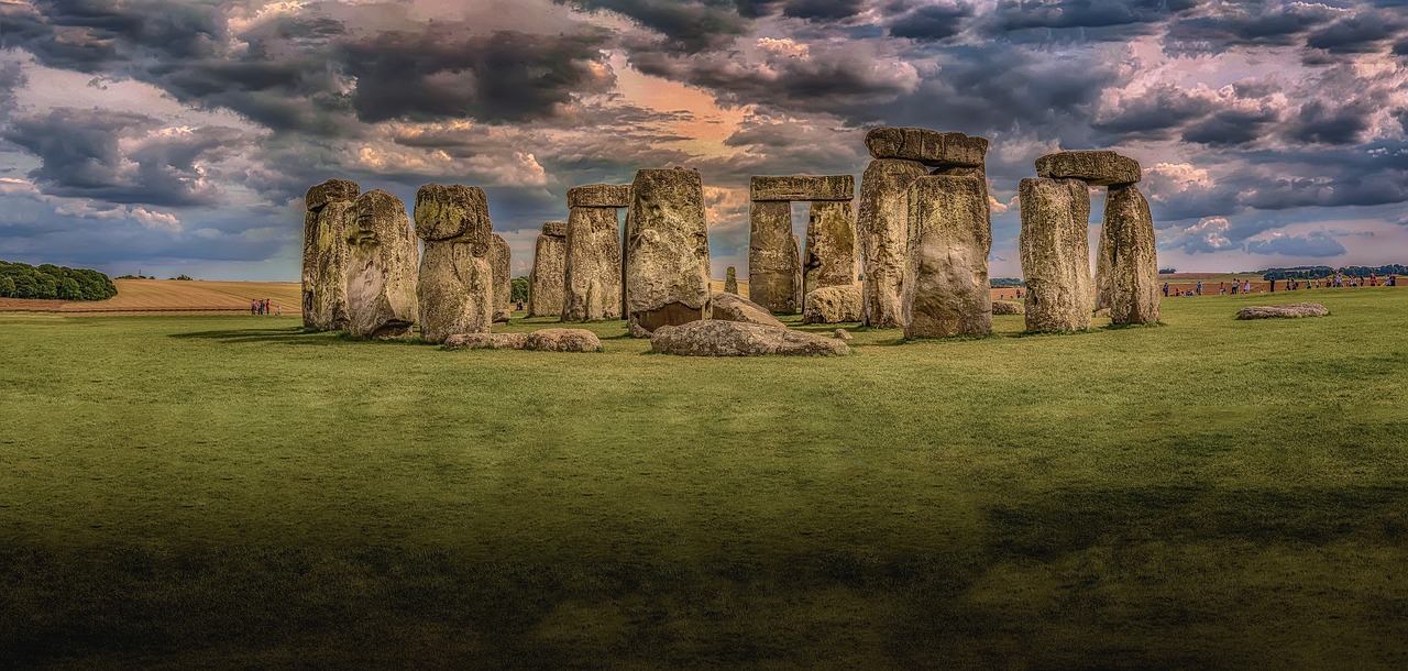 <p>Prima colazione in hotel. Partenza per Stonehenge, situato nel Wiltshire. Visita del celebre monumento megalitico, che mantiene un grande alone di mistero e di magia. Proseguimento per Bath. Pranzo libero. Visita a piedi della citt&agrave; di origini romane, che offre siti architettonici tra i pi&ugrave; interessanti d&rsquo;Europa. Ingresso ai Roman Bath, le antiche terme attorno alle quali nacque la citt&agrave;. Continuazione a Bristol, sistemazione in hotel, cena e pernottamento.</p>