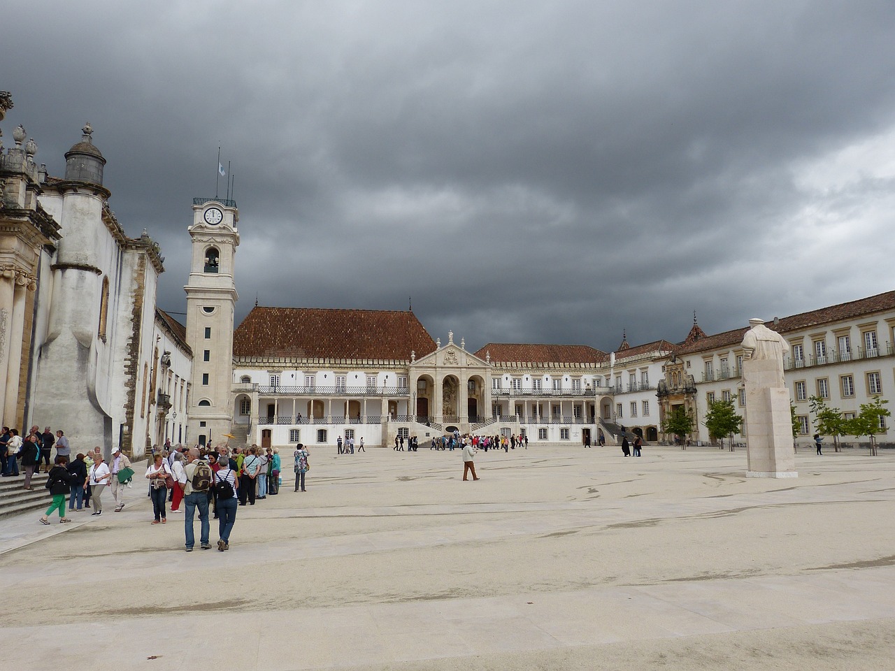 <p>Prima colazione in hotel. Partenza per Coimbra. Visita del centro storico per poi continuare con la principale istituzione della citt&agrave;, l&rsquo;Universit&agrave;. Proseguimento per Lisbona. Cena e pernottamento.</p>