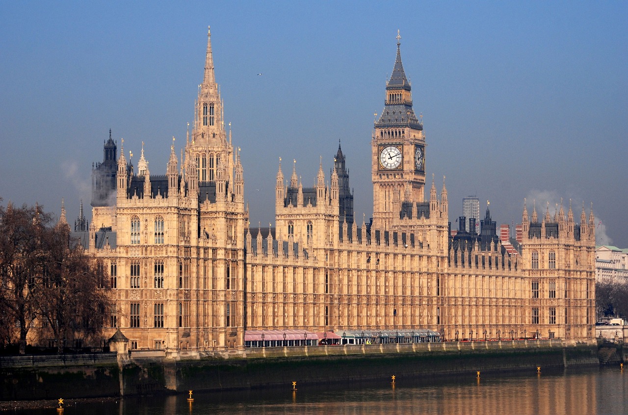 <p>Colazione. In mattinata faremo un giro panoramico della citt&agrave;, partendo dal &#39;West End&#39; di Londra, vedremo Hyde Park, Piccadilly Circus e Trafalgar Square, zone residenziali e commerciali, il quartiere di Westminster, passando per il n&deg; 10 di Downing Street, residenza del Primo Ministro, Parliament Square con la spettacolare Abbazia di Westminster e il Palazzo di Westminster dove si trova il famoso &#39;Big Ben&#39;. Il tour termina a Covent Garden dove avremo tempo libero per il pranzo. Pomeriggio libero per godersi la citt&agrave;. Rientro libero in hotel e pernottamento.</p>