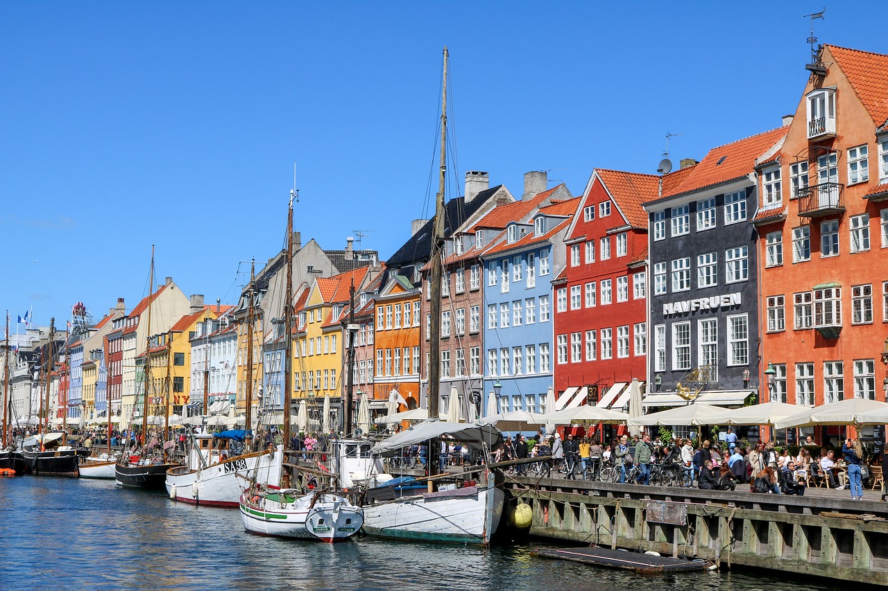 <p>Colazione a bordo. Sbarco e visita guidata della citt&agrave; con particolare attenzione ai suoi monumenti pi&ugrave; importanti: la sirenetta, la fontana Gefion, la residenza reale nel Palazzo di Amalienborg, il caratteristico canale di Nyhavn fiancheggiato da numerosissimi ristorantini e bar all&rsquo;aperto, il Palazzo del Parlamento e il castello di Rosenborg, che custodisce i gioielli della Corona (visita esterna). Nel pomeriggio tempo libero a disposizione. Pernottamento in hotel.</p>