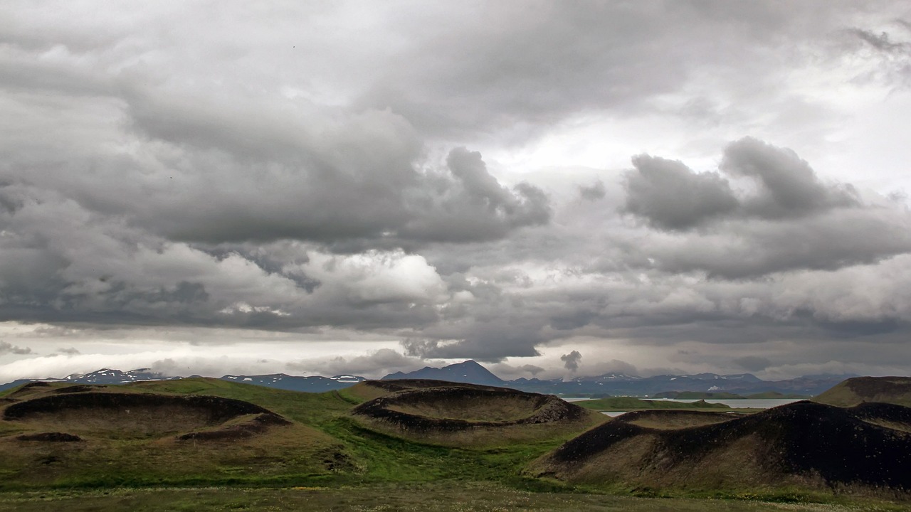 <p>Colazione in hotel. Proseguimento per la regione del lago Myvatn, un vero spettacolo per gli occhi e per chi &egrave; affascinato dai fenomeni vulcanici. Sosta alla famosa cascata Godafoss, la cascata degli Dei. Oltre agli impressionanti crateri di Skutustadagigar si vedranno le bizzarre formazioni laviche di Dimmuborgir e la zona di Hverar&ouml;nd con le sue fonti bollenti e l&rsquo;argilla. Cena e pernottamento in hotel.</p>