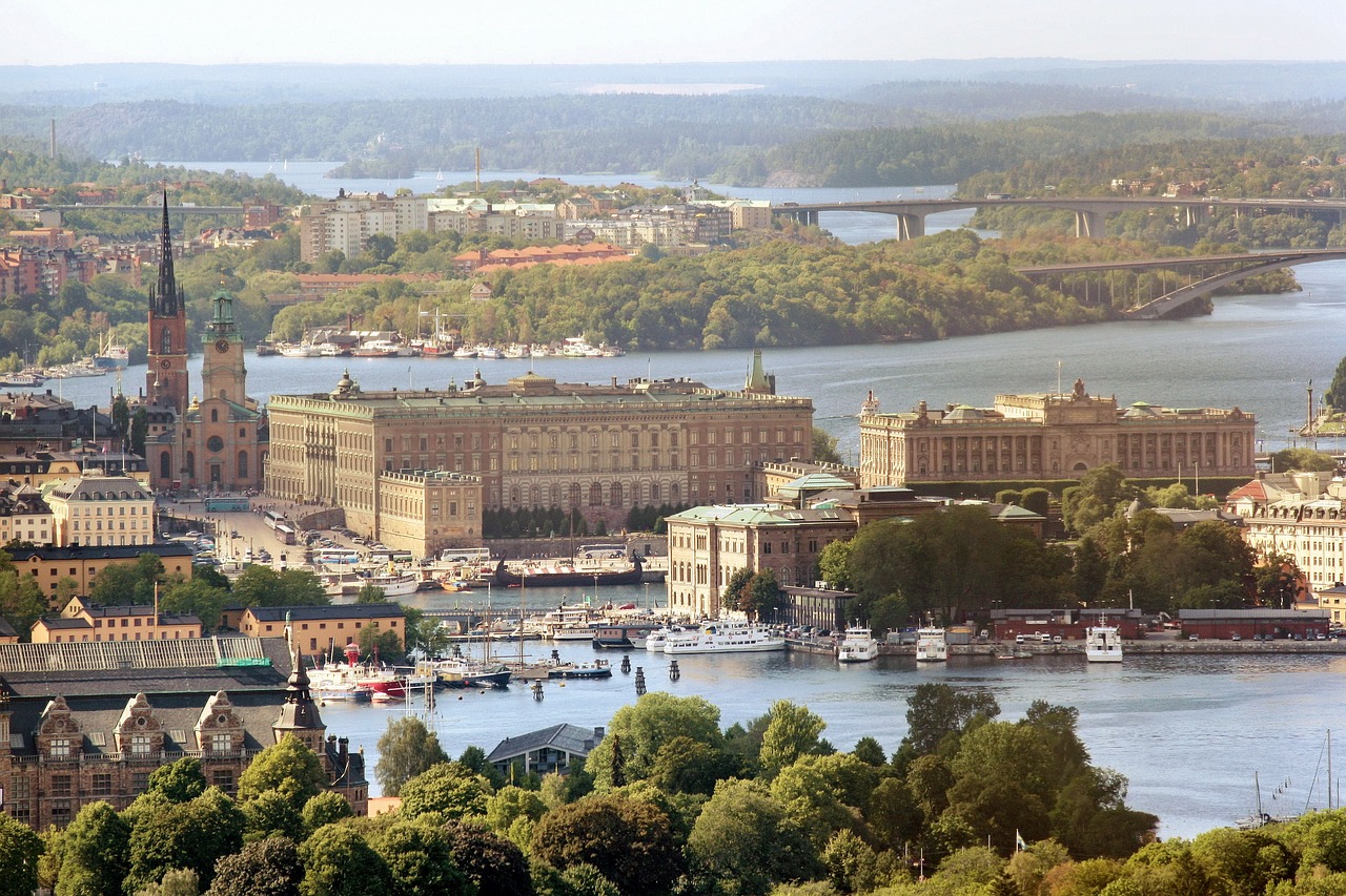 <p>Colazione in hotel. Proseguimento verso nord fino ad arrivare a Stoccolma, capitale della Svezia costruita su quattordici isole che affiorano dove il lago M&auml;laren incontra il Mar Baltico. All&rsquo;arrivo tempo libero a disposizione. Pernottamento in hotel.</p>