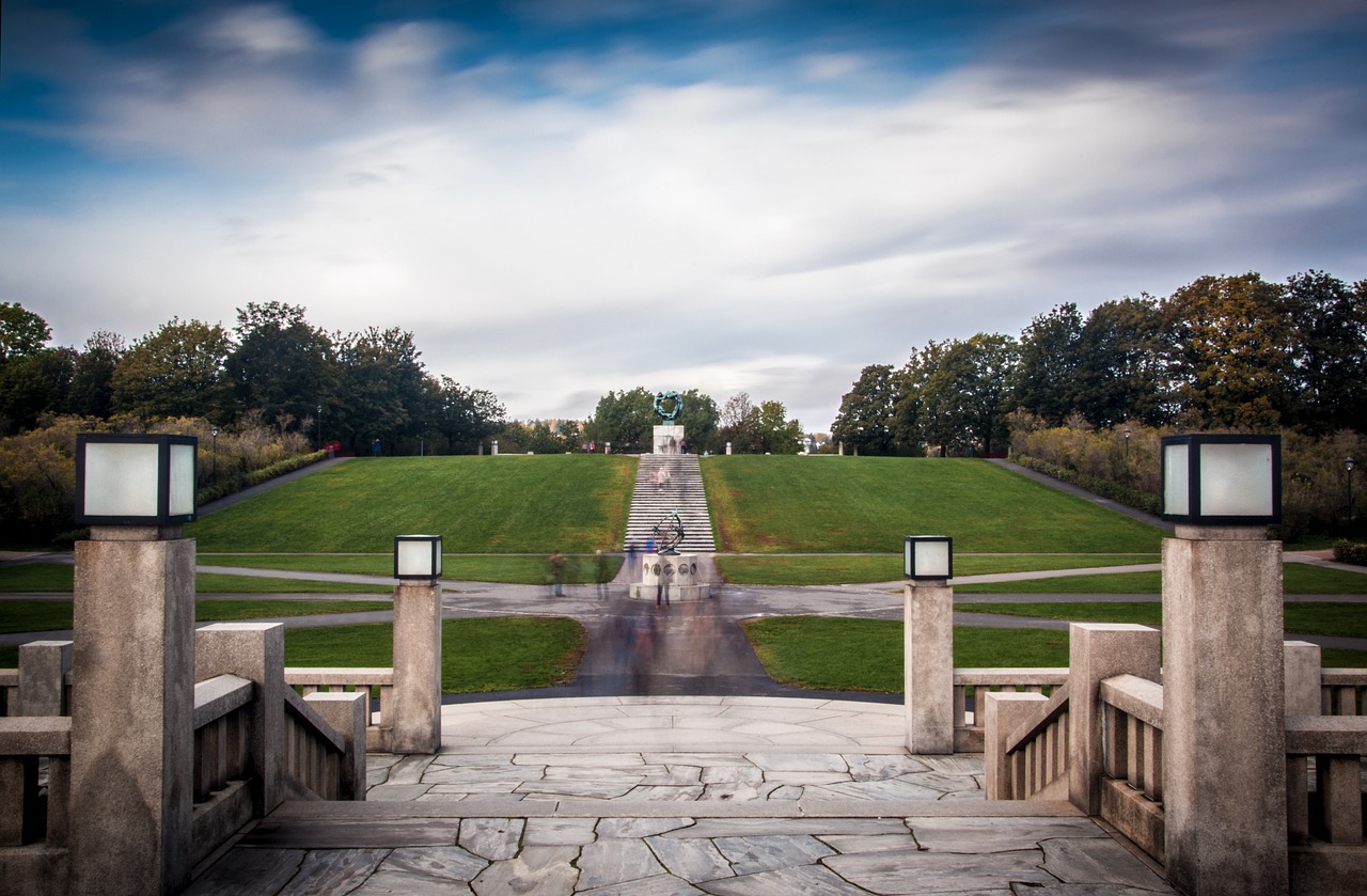 <p>Colazione in hotel. Incontro con l&rsquo;accompagnatore al mattino ed inizio della visita di Oslo con la guida locale. Visiterete il Frogner Park che ospita le controverse sculture di Gustav Vigeland. Sar&agrave; possibile ammirare dall&rsquo;esterno il Palazzo reale, il Palazzo del municipio e la fortezza medievale di Akershus. Successivamente, trasferimento al porto ed imbarco sulla motonave DFDS per una piacevole traversata in traghetto verso la capitale danese, occasione per ammirare il meraviglioso fiordo di Oslo, lungo circa 100 km. Sistemazione nelle cabine prenotate. Cena a buffet con 1 bevanda inclusa e pernottamento a bordo.</p>