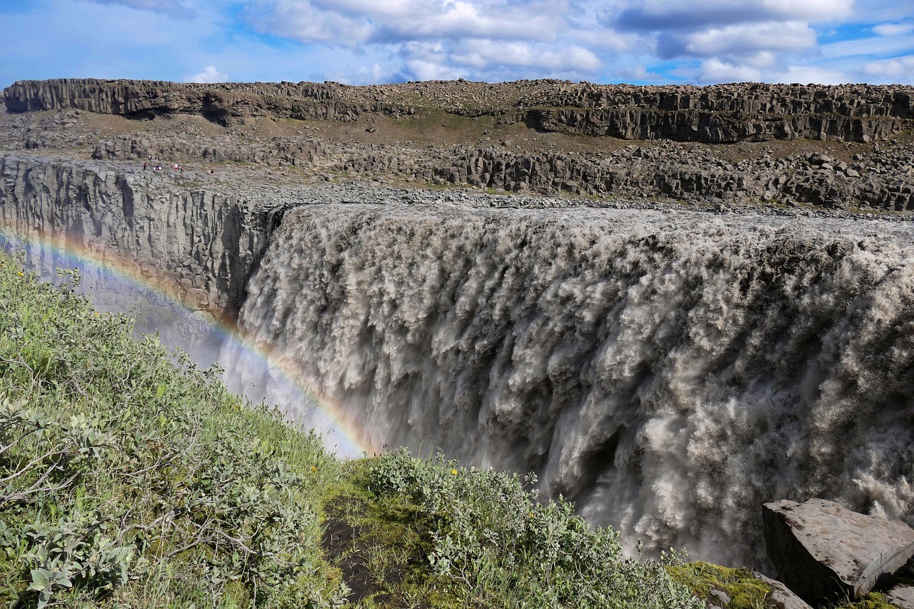 <p>Colazione in hotel. Partenza per la cascata di Dettifoss, la pi&ugrave; potente d&rsquo;Europa. Proseguimento per Egilsstadir, considerata la citt&agrave; pi&ugrave; importante dell&rsquo;Est dell&rsquo;Islanda e per i fiordi orientali. Il percorso si snoda attraverso meravigliosi paesaggi di montagna. Cena e pernottamento in hotel.</p>