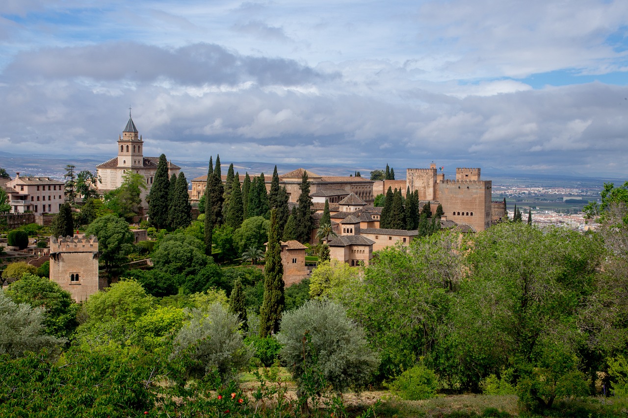 <p>Dopo la prima colazione in hotel la mattinata prevede la visita guidata dell&rsquo;Alhambra, splendida fortezza araba che assieme ai suoi giardini costituisce un complesso unico al mondo. Il pomeriggio proseguir&agrave; con visite individuali, shopping o tempo libero a disposizione. Cena e pernottamento in hotel.</p>