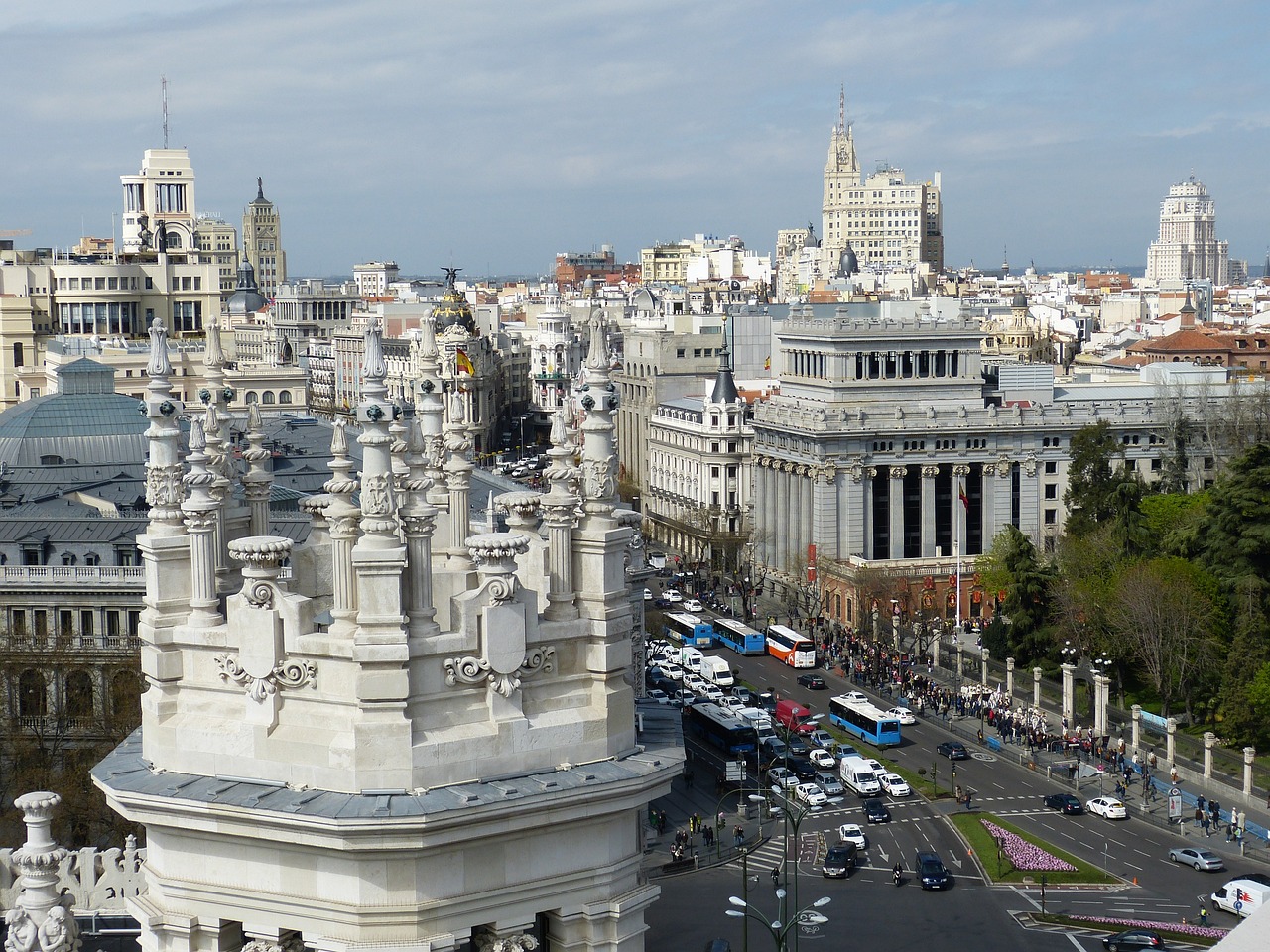 <p>Dopo la prima colazione in hotel incontro con la guida locale per la visita della citt&agrave; e dei suoi maggiori punti d&rsquo;interesse: la Gran Via, la Puerta del Sol, Plaza Mayor e Parco del Retiro. Pomeriggio libero a disposizione per visite individuali al Museo del Prado, Reina Sofia, Museo Thyssen ecc. Rientro in hotel, cena e pernottamento.</p>