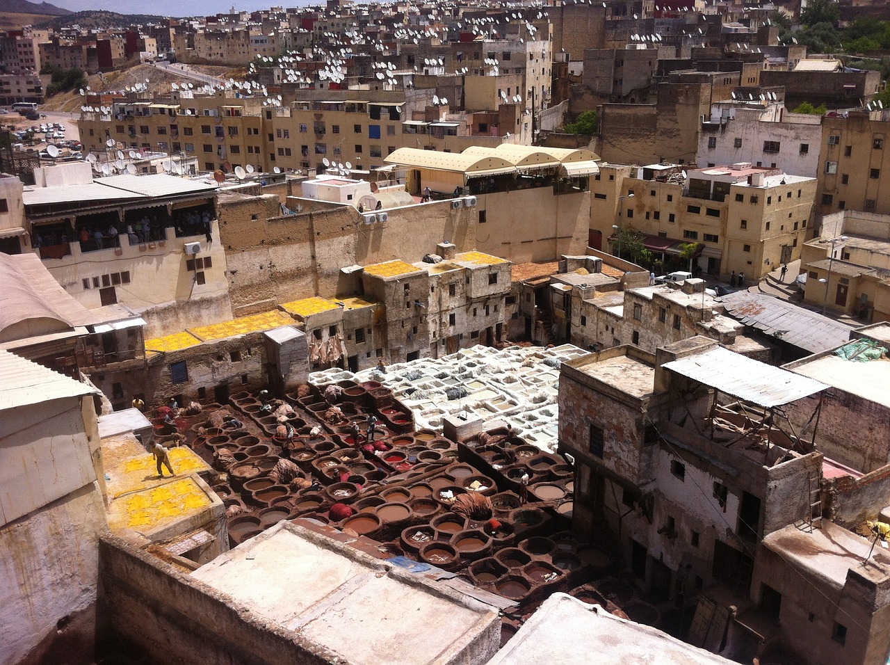 <p>Prima colazione in hotel.&nbsp;Intera giornata dedicata alla visita della &ldquo;capitale culturale&rdquo; del Marocco (gemellata con Firenze).&nbsp;La pi&ugrave; antica delle Citt&agrave; Imperiali fondata da Moulay Idriss II, &egrave; la culla della civilt&agrave; e della religione del paese e luogo dov&rsquo;&egrave; nata la prima universit&agrave; religiosa del mondo islamico. Visita della vecchia Medina con le sue universit&agrave; (Medersa) Bounania e Attarine. Si proseguir&agrave; con la fontana Nejjarine, il Mausoleo di moulay Idriss e la Moschea Karaouine. Pranzo in Medina. Nel pomeriggio proseguimento della visita di Fes Jdid con i famosi Souks (i pi&ugrave; rinomati del Marocco). Cena e pernottamento in hotel.</p>