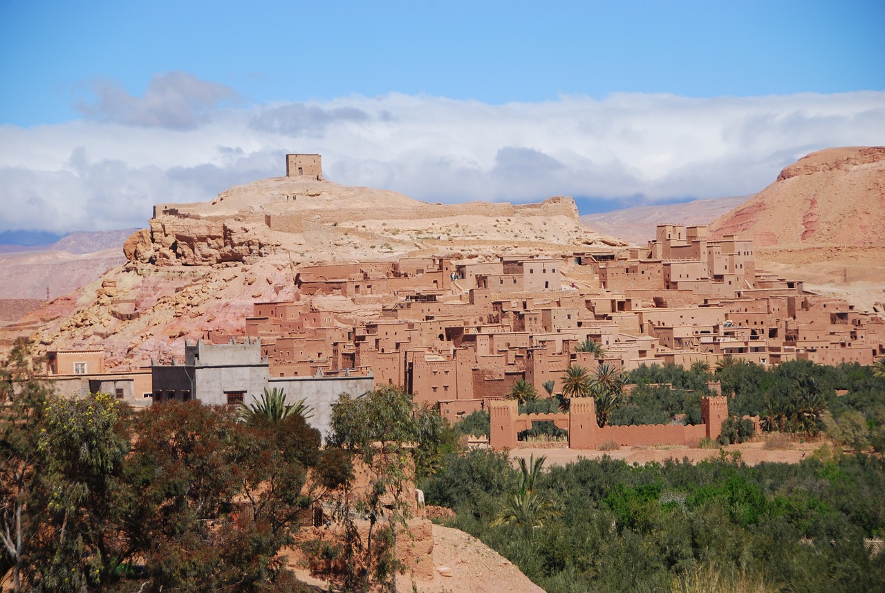 <p>Al mattino presto, escursione facoltativa in jeep per assistere all&#39;alba sulle dune di sabbia di Merzouga e proseguimento per Rissani, la citt&agrave; santa dove &egrave; sepolto Moulay Ali Cherif, antenato della dinastia alauita. Visita della Kasbah del 17&deg; secolo e delle rovine di Ksar Abbar. Rientro in hotel per la prima colazione, proseguimento per Tinghir attraverso la strada di Tinjdad. Visita dei magnifici canyon del Todgha le cui rocce raggiungono un&#39;altitudine di 250 m. Pranzo in un ristorante. Proseguimento per Ouarzazate attraverso la strada delle 1000 Kasbah e la valle del Dades, famosa per le sue rose e l&#39;annuale Moussem (festa delle rose). Arrivo a Ouarzazate cena e pernottamento in hotel.</p>