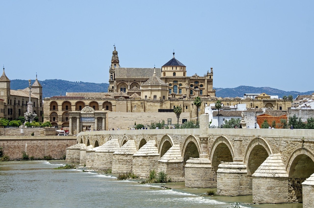 <p>Dopo la prima colazione in hotel partenza per Cordoba. Lungo il tragitto sosta a Baeza dove verr&agrave; offerta una degustazione di olio d&rsquo;oliva, prodotto d&rsquo;eccellenza della zona. Proseguimento per Cordoba, visita guidata della citt&agrave; dove si potr&agrave; ammirare la Mezquita, antica Moschea Araba e una delle pi&ugrave; belle opere d&rsquo;arte islamica in Spagna, trasformata poi in Cattedrale. Passeggiata per l&rsquo;antico quartiere ebraico della Juderia con i suoi vicoli caratteristici e la Sinagoga, le case con i balconi colmi di fiori ed i tradizionali cortili andalusi. Proseguimento per Sevilla. Arrivo, sistemazione in hotel, cena e pernottamento</p>